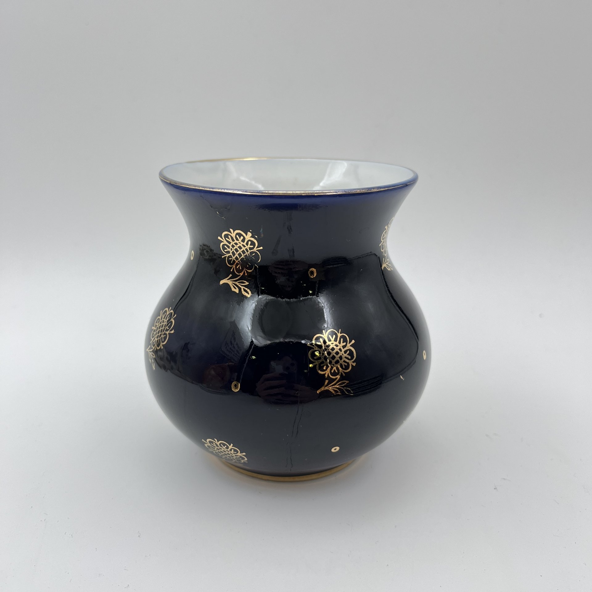 Ваза кобальтового цвета с цветочным узором (миниатюрная), фарфор, крытье, золочение, Ленинградский фарфоровый завод (ЛФЗ), СССР, 1970-1986 гг.