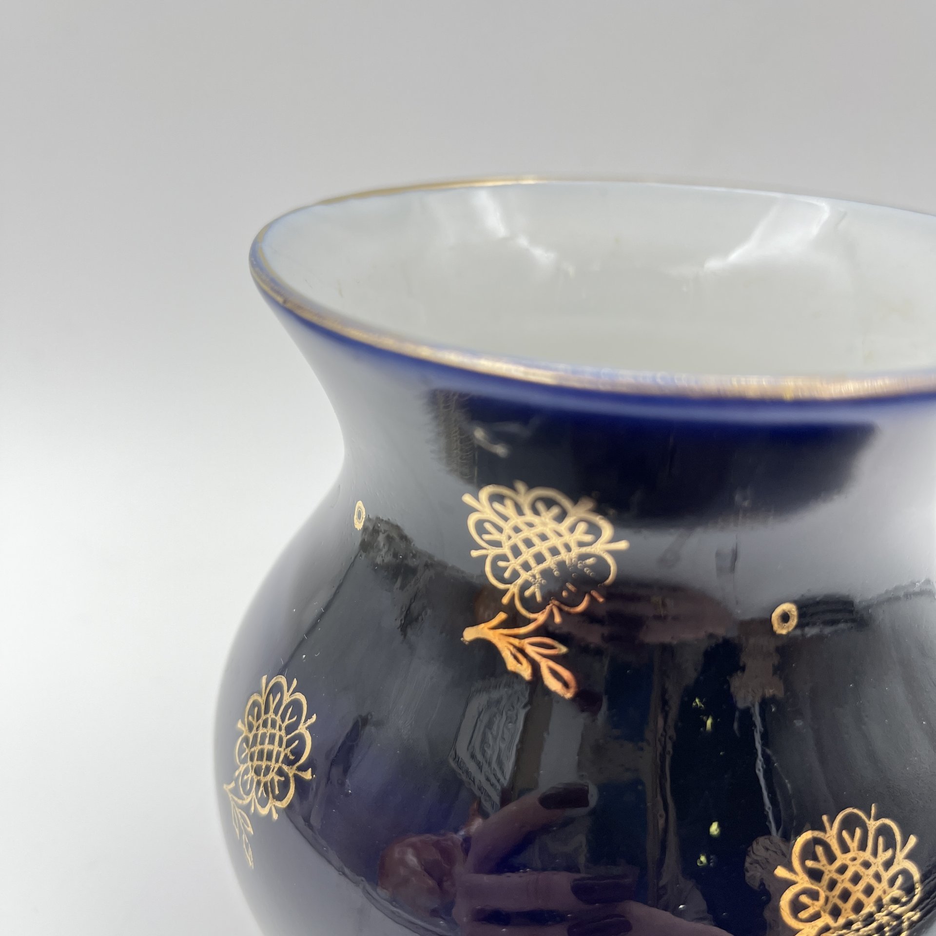 Ваза кобальтового цвета с цветочным узором (миниатюрная), фарфор, крытье, золочение, Ленинградский фарфоровый завод (ЛФЗ), СССР, 1970-1986 гг.