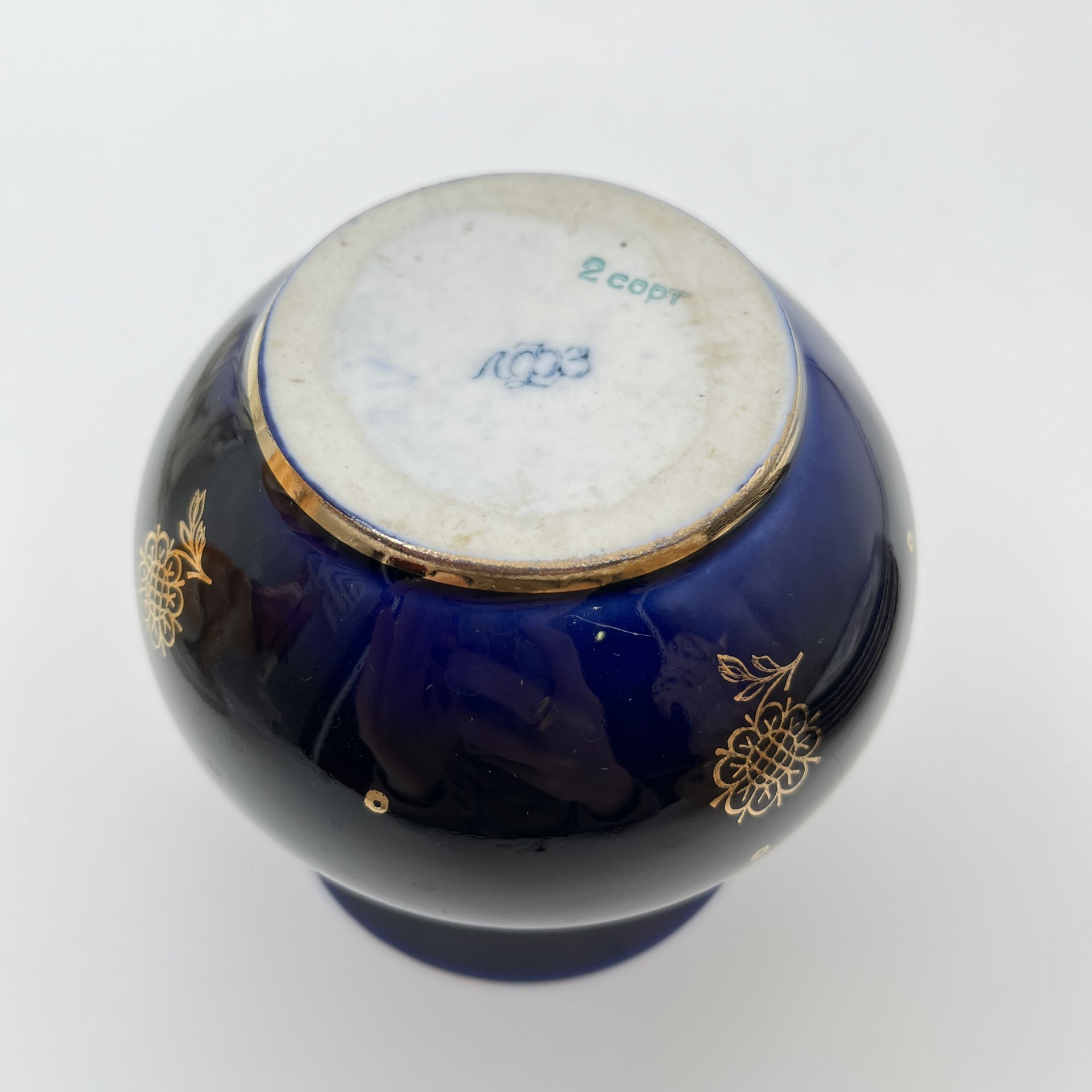 Ваза кобальтового цвета с цветочным узором (миниатюрная), фарфор, крытье, золочение, Ленинградский фарфоровый завод (ЛФЗ), СССР, 1970-1986 гг.