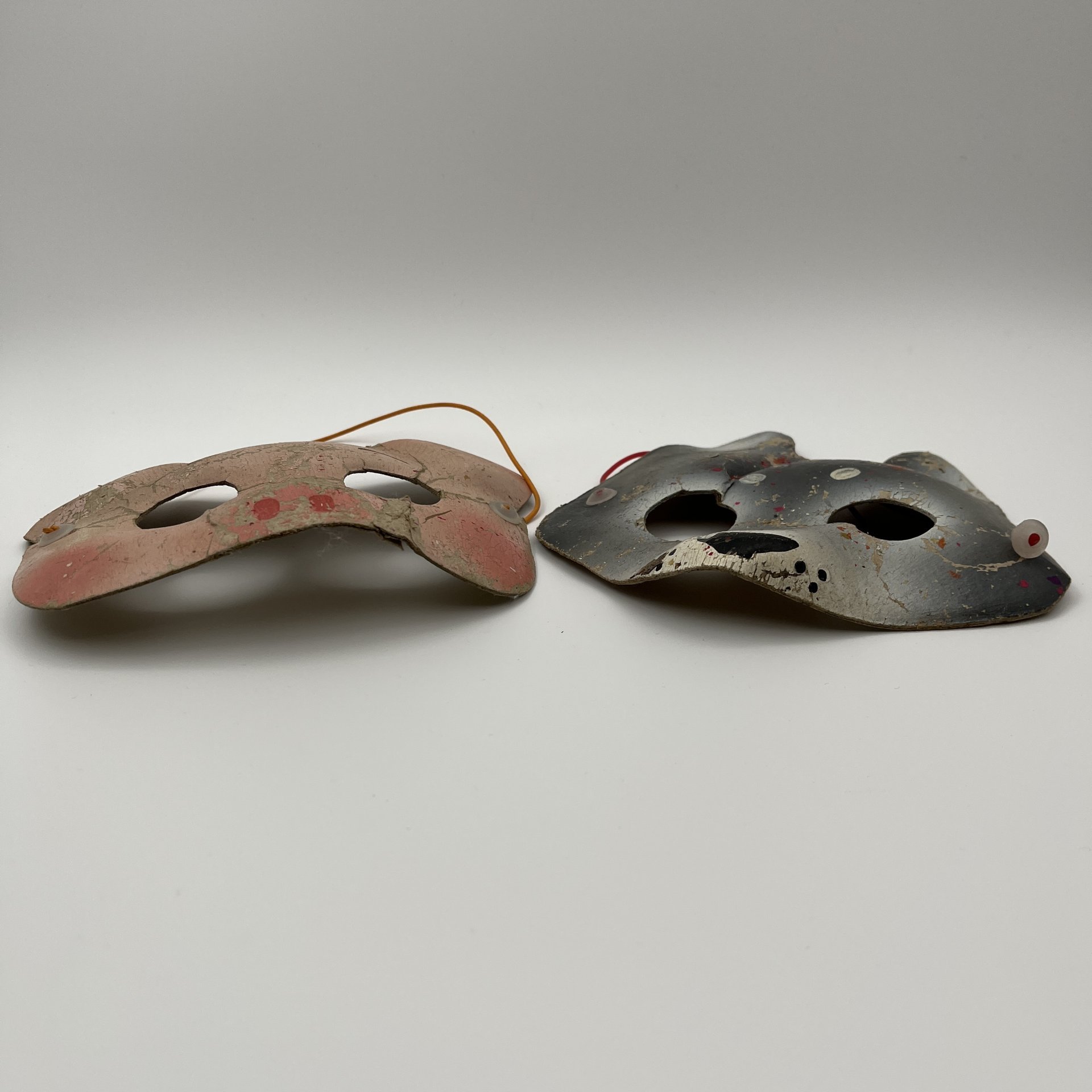 Маски новогодние (винтажные) "Поросенок" и "Волк", картон, роспись, пластик, СССР, 1950-1960 гг.