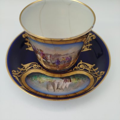 Пара кофейная с батальным сюжетом "Битва при Морле" (выполнена для дворца Тюильри "Chateau des Tuileries"), фарфор, крытье кобальтом, роспись, золочение, Севрская фарфоровая мануфактура (Sevres), Франция, 1844 г.