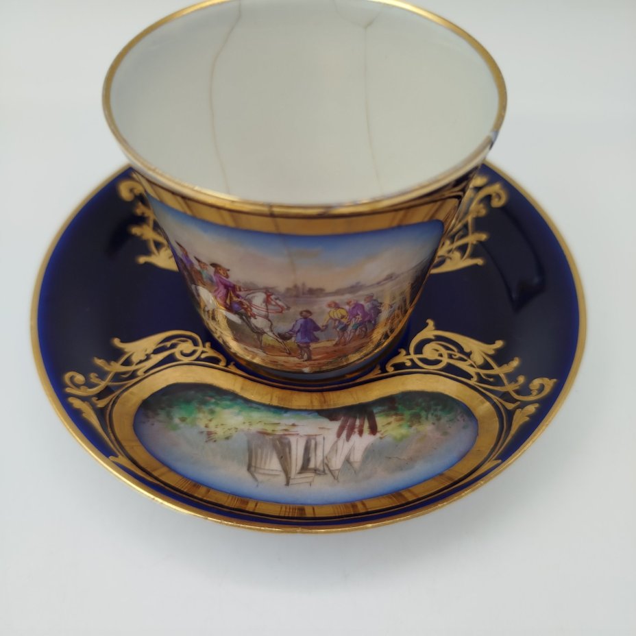 Пара кофейная с батальным сюжетом "Битва при Морле" (выполнена для дворца Тюильри "Chateau des Tuileries"), фарфор, крытье кобальтом, роспись, золочение, Севрская фарфоровая мануфактура (Sevres), Франция, 1844 г.