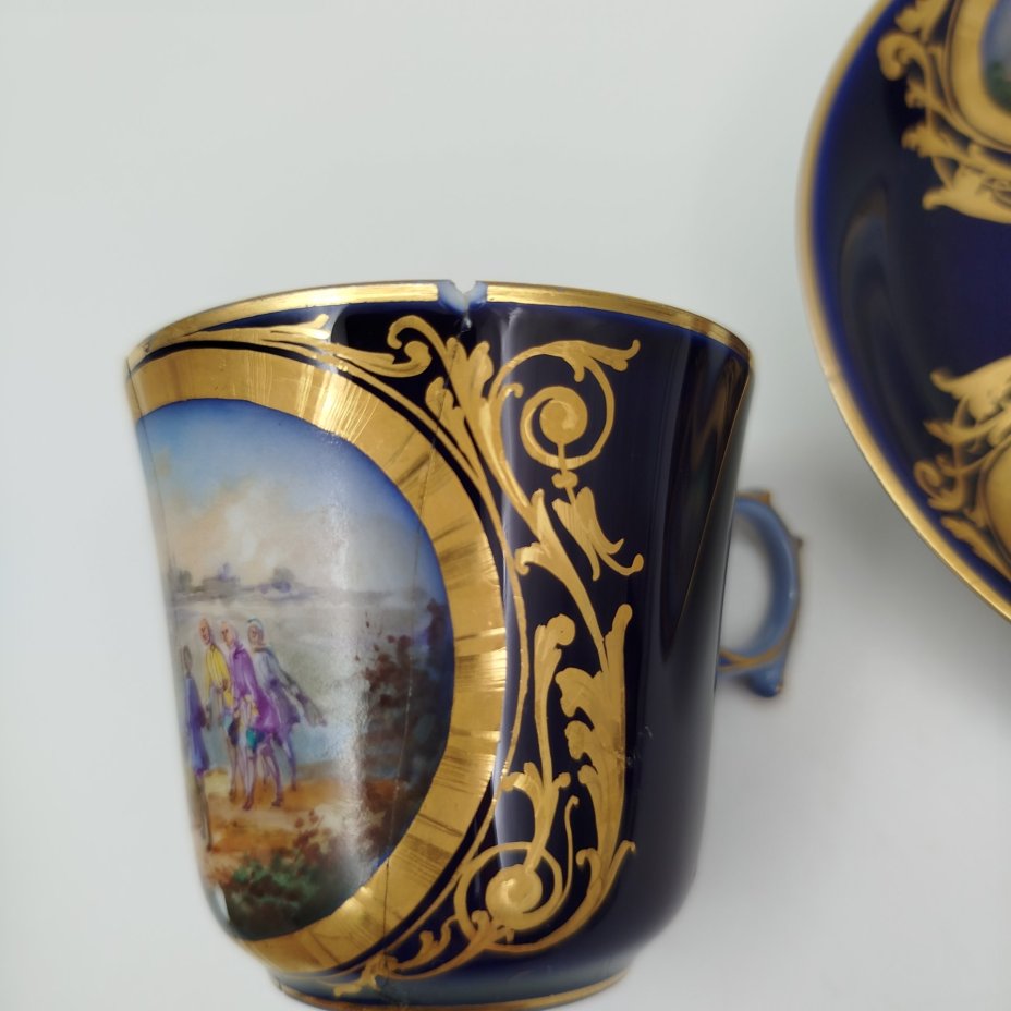 Пара кофейная с батальным сюжетом "Битва при Морле" (выполнена для дворца Тюильри "Chateau des Tuileries"), фарфор, крытье кобальтом, роспись, золочение, Севрская фарфоровая мануфактура (Sevres), Франция, 1844 г.