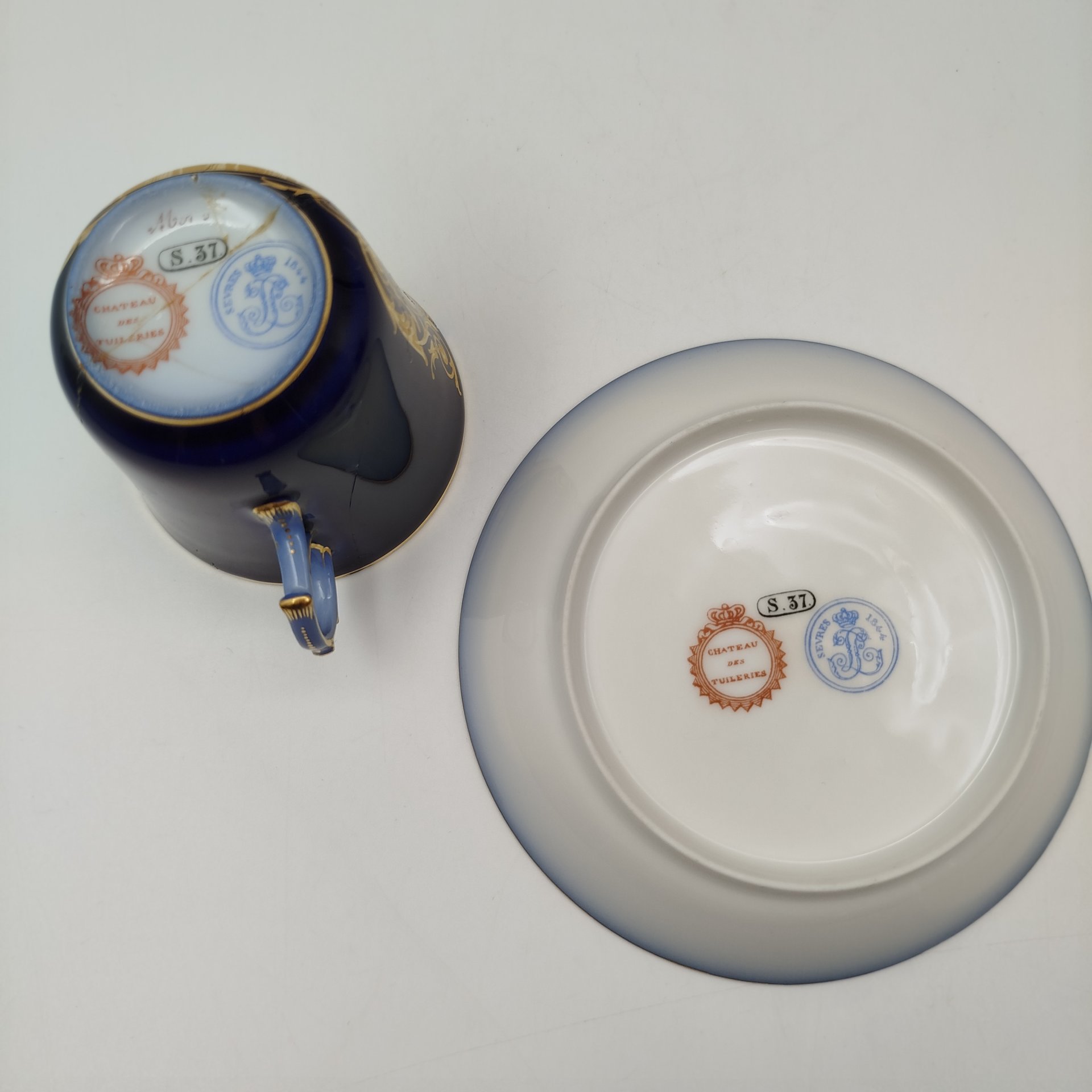 Пара кофейная с батальным сюжетом "Битва при Морле" (выполнена для дворца Тюильри "Chateau des Tuileries"), фарфор, крытье кобальтом, роспись, золочение, Севрская фарфоровая мануфактура (Sevres), Франция, 1844 г.