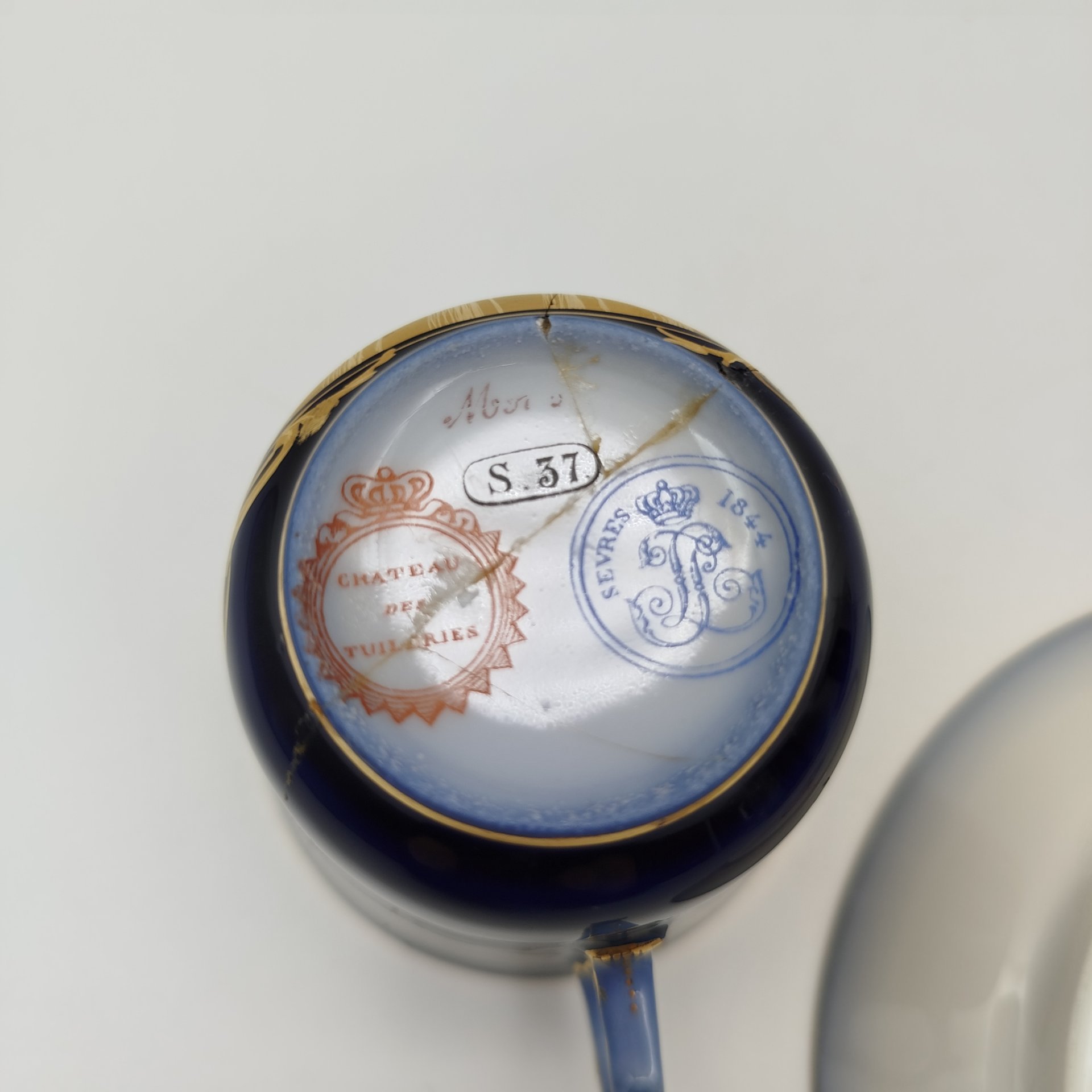 Пара кофейная с батальным сюжетом "Битва при Морле" (выполнена для дворца Тюильри "Chateau des Tuileries"), фарфор, крытье кобальтом, роспись, золочение, Севрская фарфоровая мануфактура (Sevres), Франция, 1844 г.