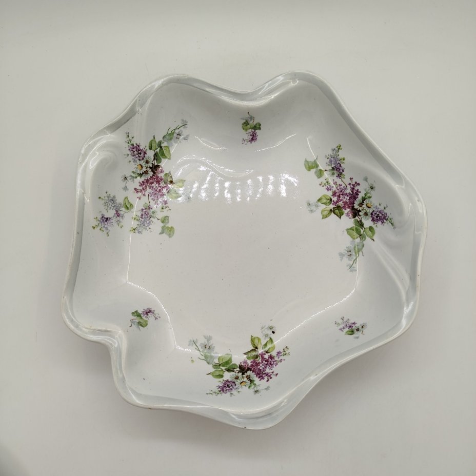Блюдо фигурное в стиле модерн с цветочным декором