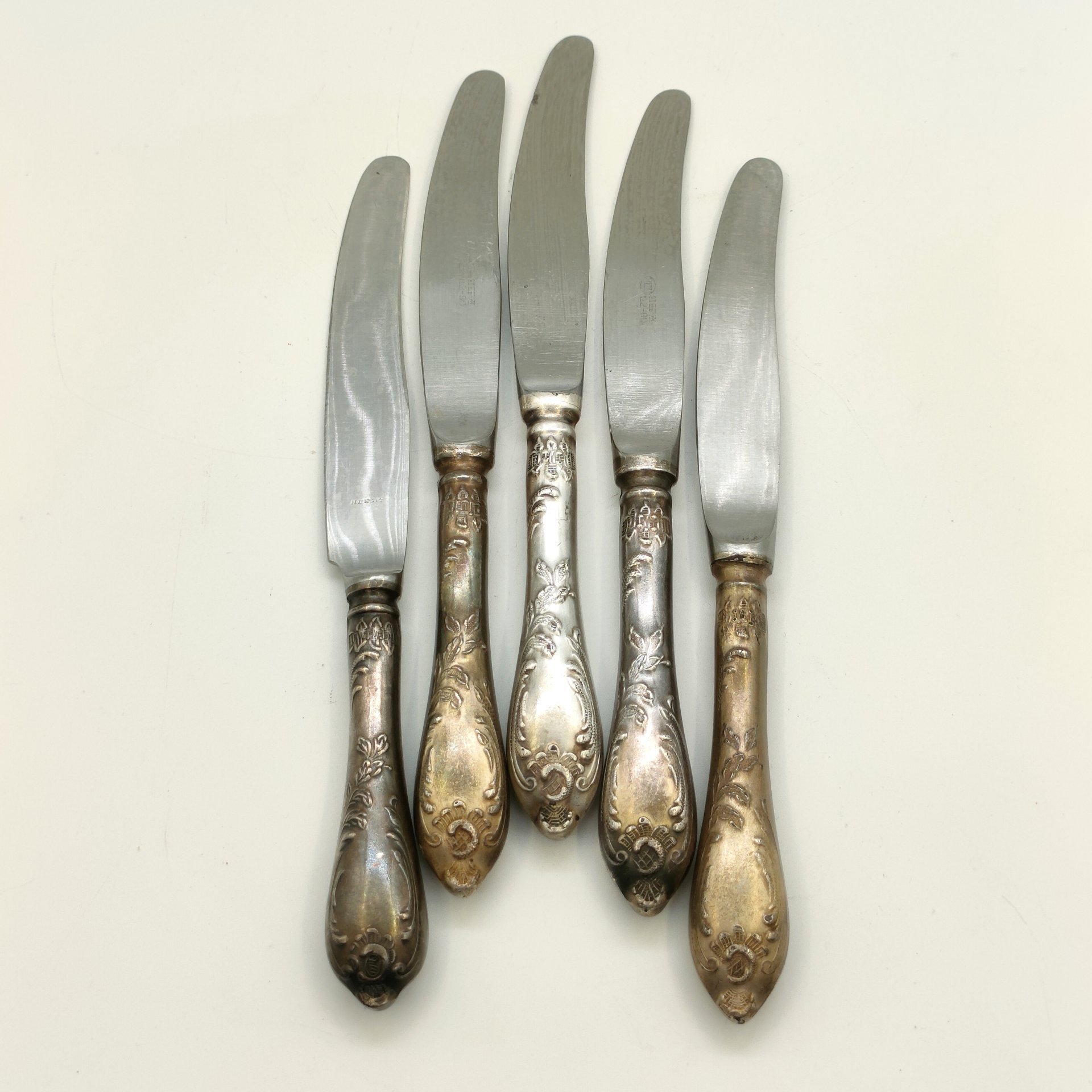 Набор из 5-ти десертных ножей с растительным декором (в подборе), мНЦ (медь-никель-цинк), нержавеющая сталь, Вольнянский завод столовых приборов им. Шевченко (ЗiШ, ЗиШ), СССР, 1960-1990 гг.