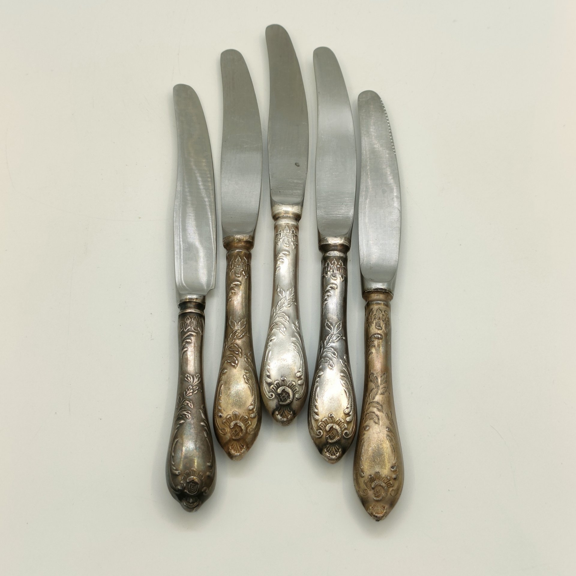 Набор из 5-ти десертных ножей с растительным декором (в подборе), мНЦ (медь-никель-цинк), нержавеющая сталь, Вольнянский завод столовых приборов им. Шевченко (ЗiШ, ЗиШ), СССР, 1960-1990 гг.