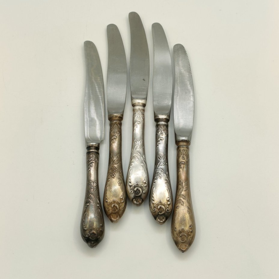 Набор из 5-ти десертных ножей с растительным декором (в подборе), мНЦ (медь-никель-цинк), нержавеющая сталь, Вольнянский завод столовых приборов им. Шевченко (ЗiШ, ЗиШ), СССР, 1960-1990 гг.