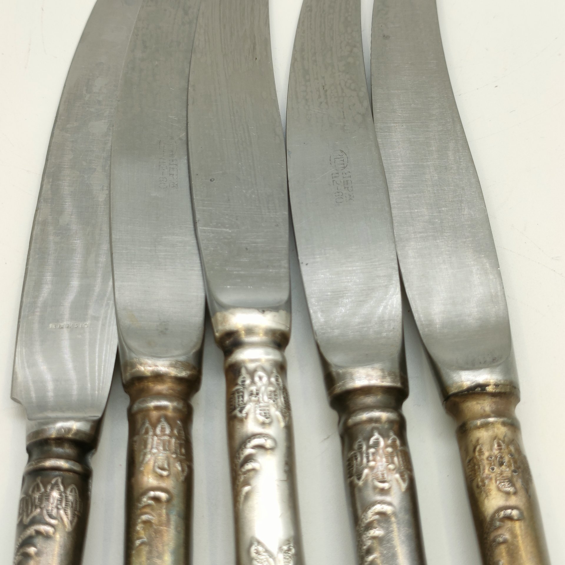 Набор из 5-ти десертных ножей с растительным декором (в подборе), мНЦ (медь-никель-цинк), нержавеющая сталь, Вольнянский завод столовых приборов им. Шевченко (ЗiШ, ЗиШ), СССР, 1960-1990 гг.