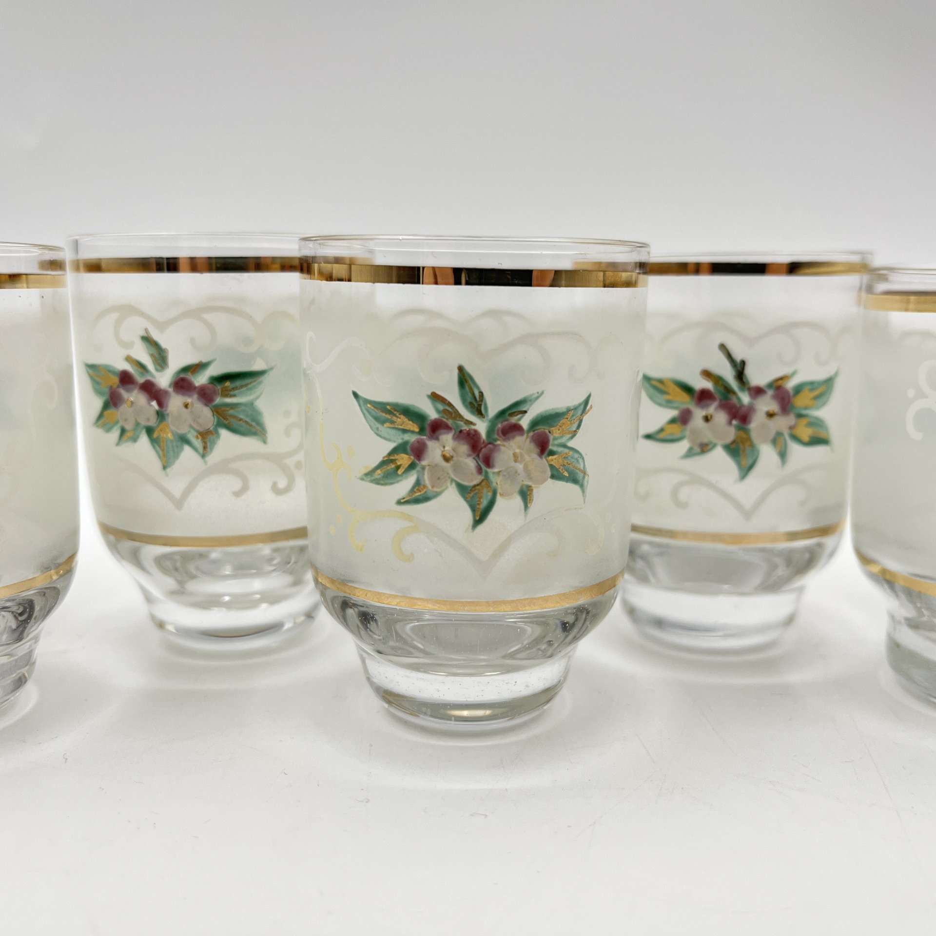 Набор из шести стопок с лепным цветочным декором, стекло, роспись, матирование, лепнина, золочение, Bohemia Crystal (Bohemia Glass), Чехия, 1980-2000 гг.