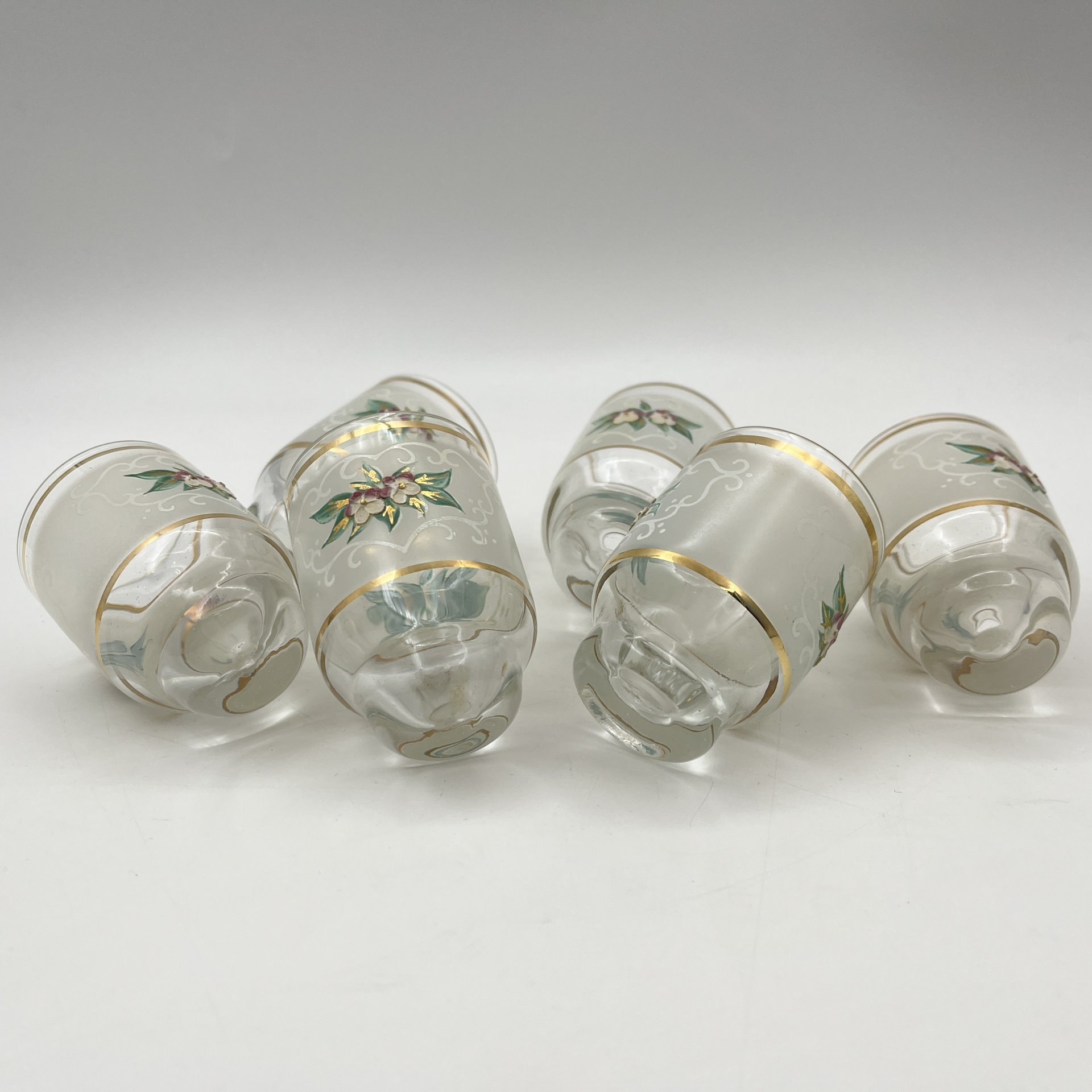 Набор из шести стопок с лепным цветочным декором, стекло, роспись, матирование, лепнина, золочение, Bohemia Crystal (Bohemia Glass), Чехия, 1980-2000 гг.