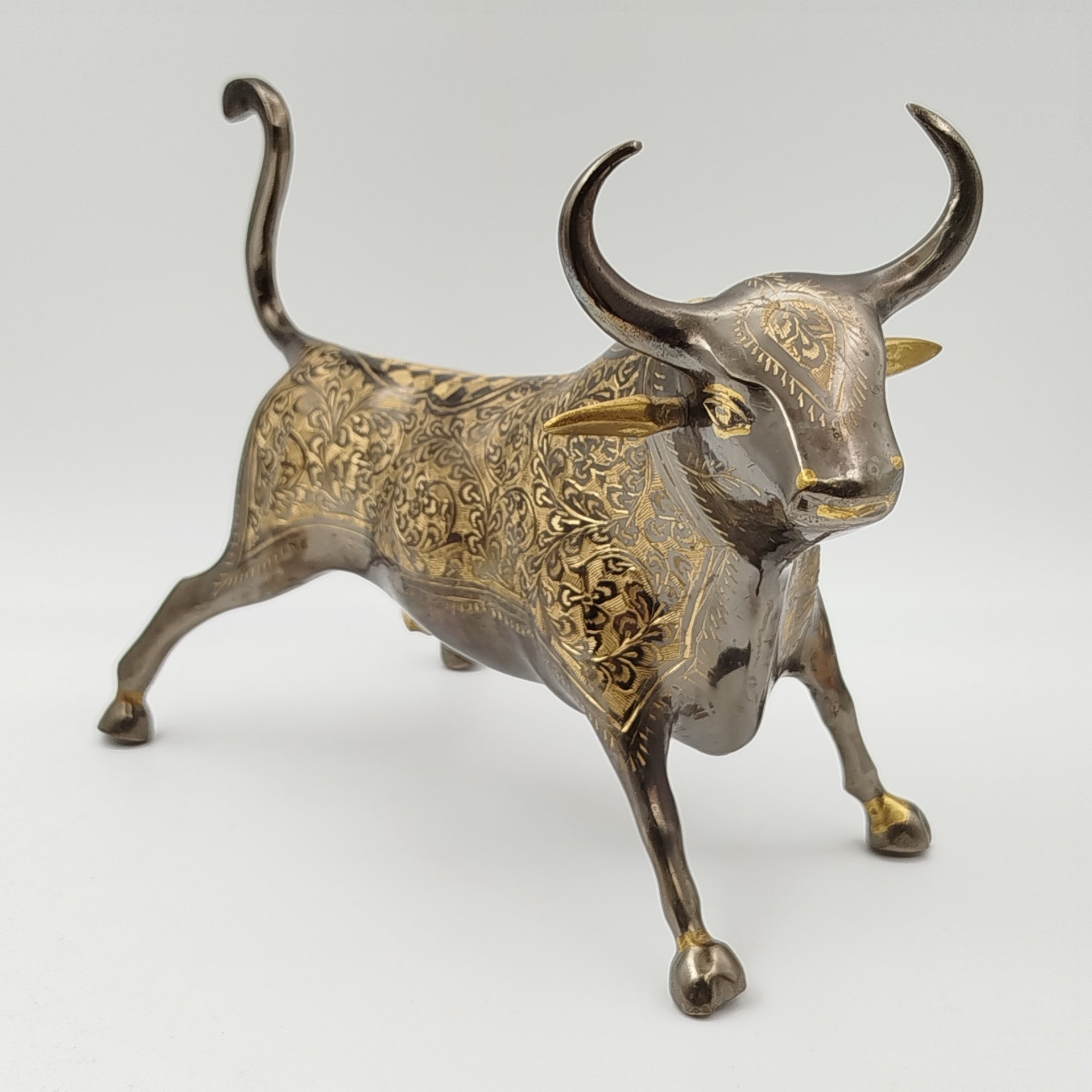 Статуэтка в восточном стиле "Бык" с растительным декором