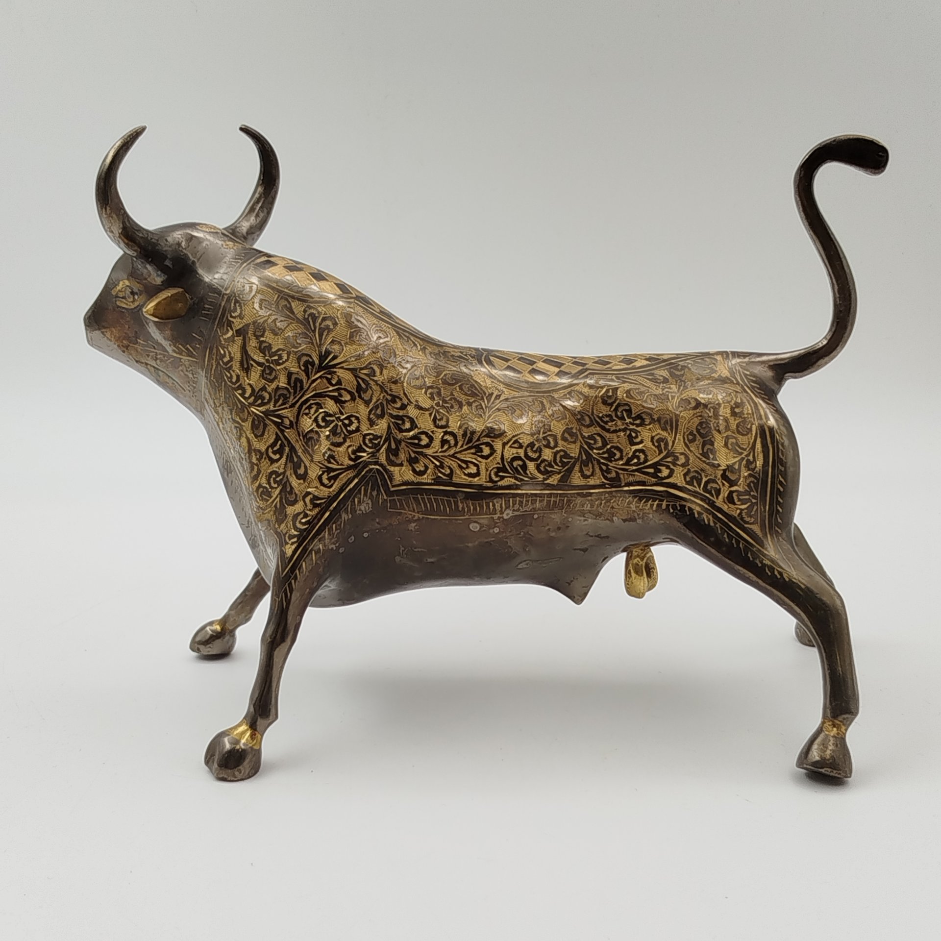 Статуэтка в восточном стиле "Бык" с растительным декором