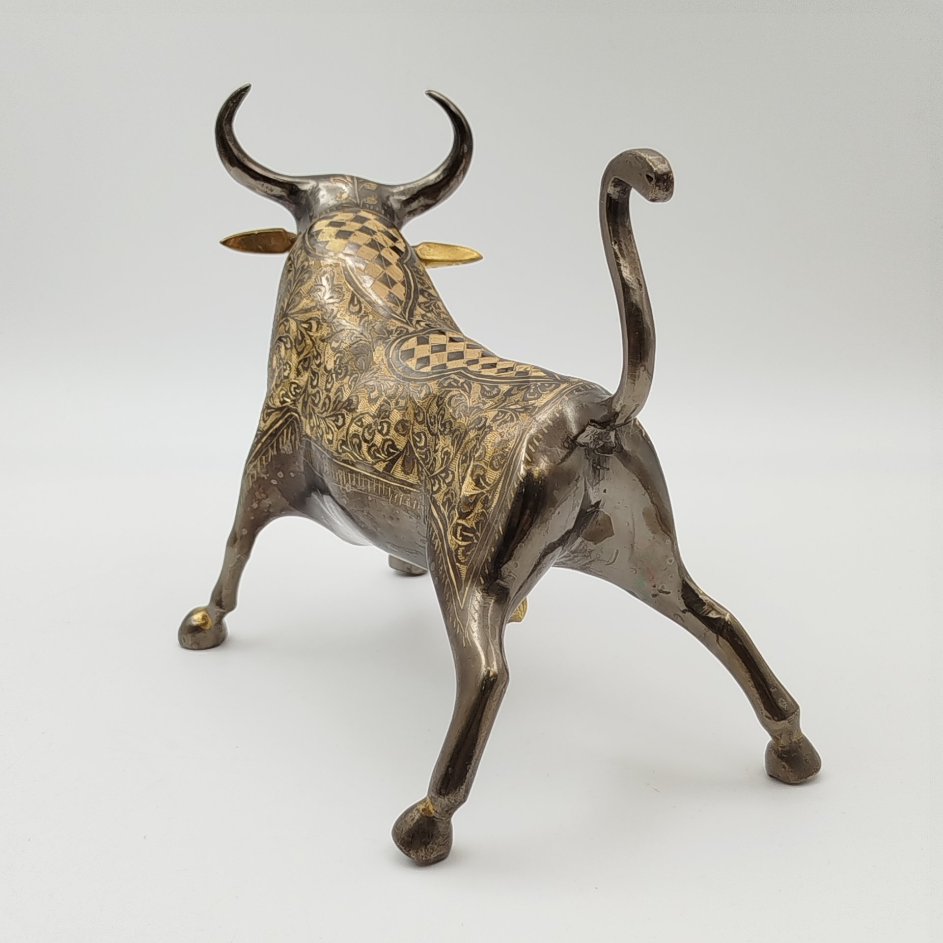 Статуэтка в восточном стиле "Бык" с растительным декором