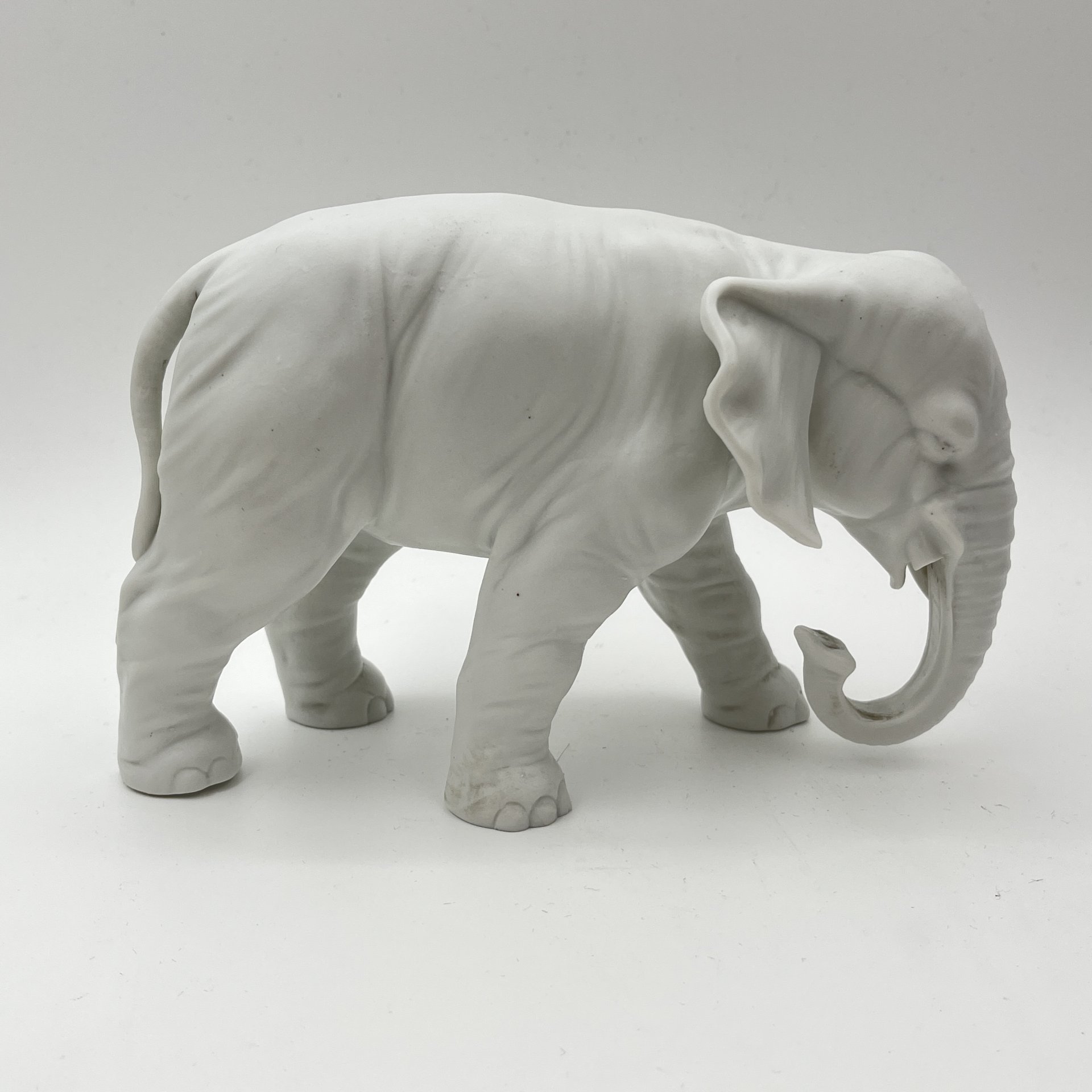 Статуэтка "Слон с опущенным вниз хоботом", фарфор, Европа, 1960-1980 гг.