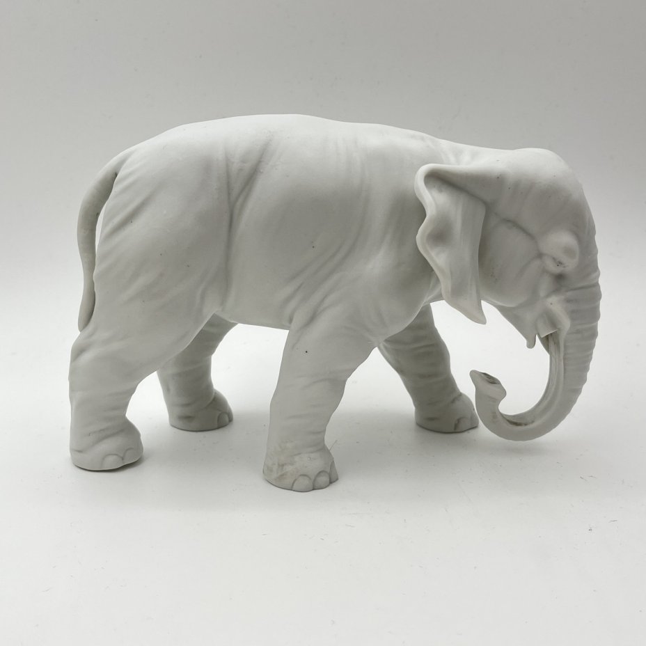 Статуэтка "Слон с опущенным вниз хоботом", фарфор, Европа, 1960-1980 гг.