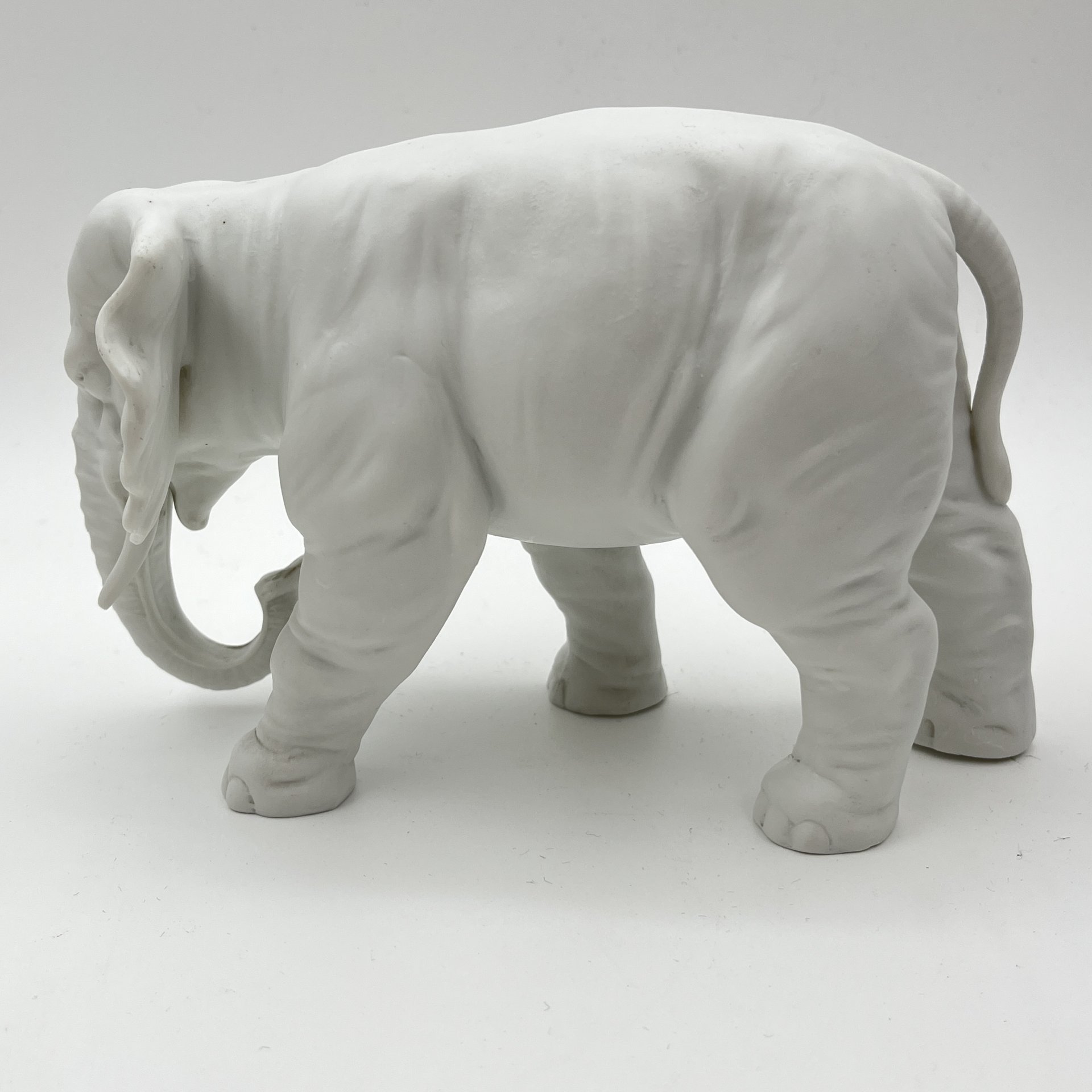 Статуэтка "Слон с опущенным вниз хоботом", фарфор, Европа, 1960-1980 гг.