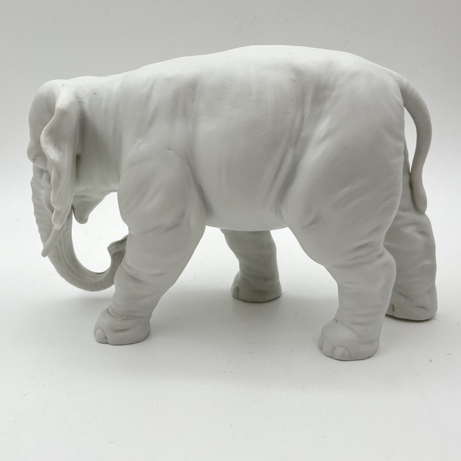 Статуэтка "Слон с опущенным вниз хоботом", фарфор, Европа, 1960-1980 гг.
