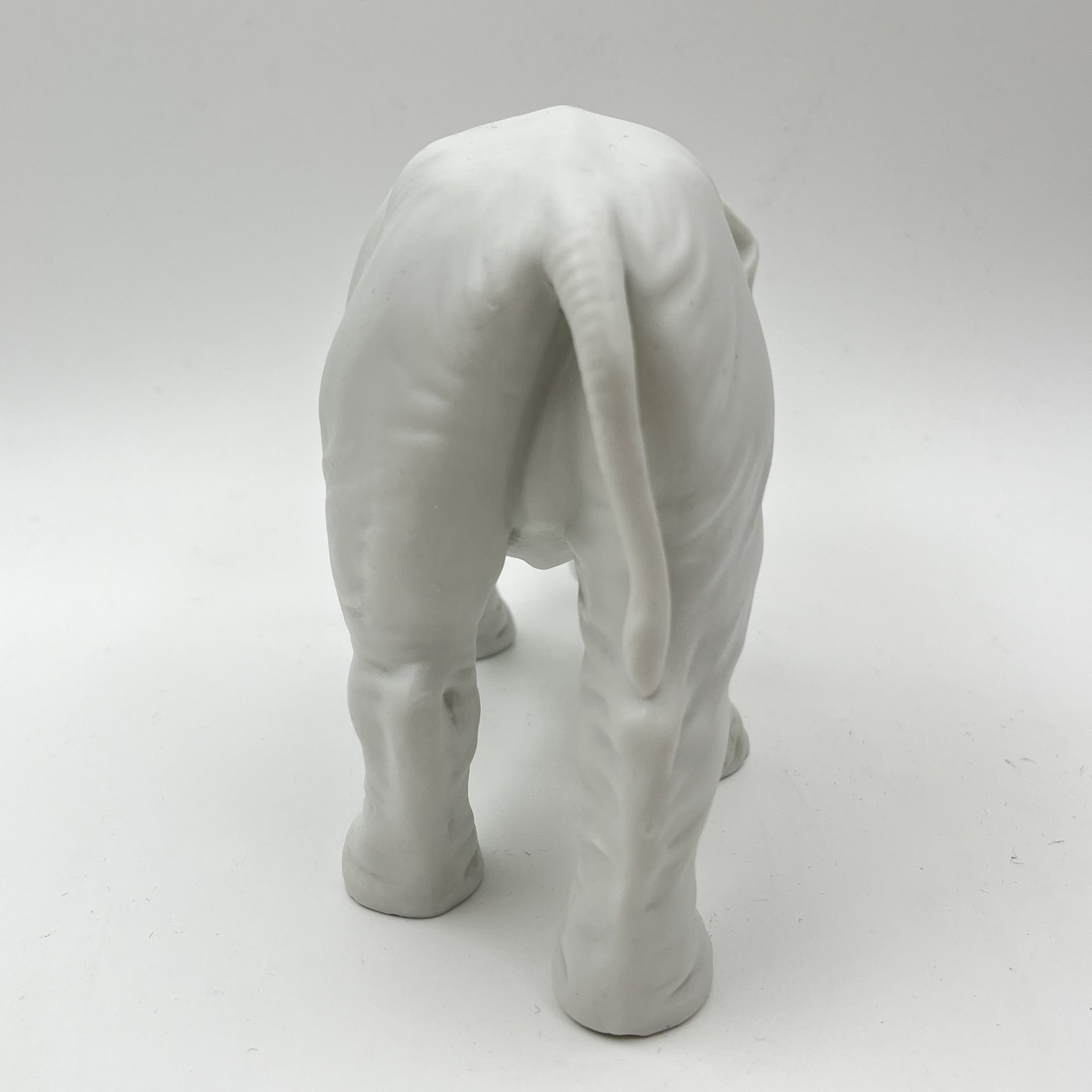 Статуэтка "Слон с опущенным вниз хоботом", фарфор, Европа, 1960-1980 гг.