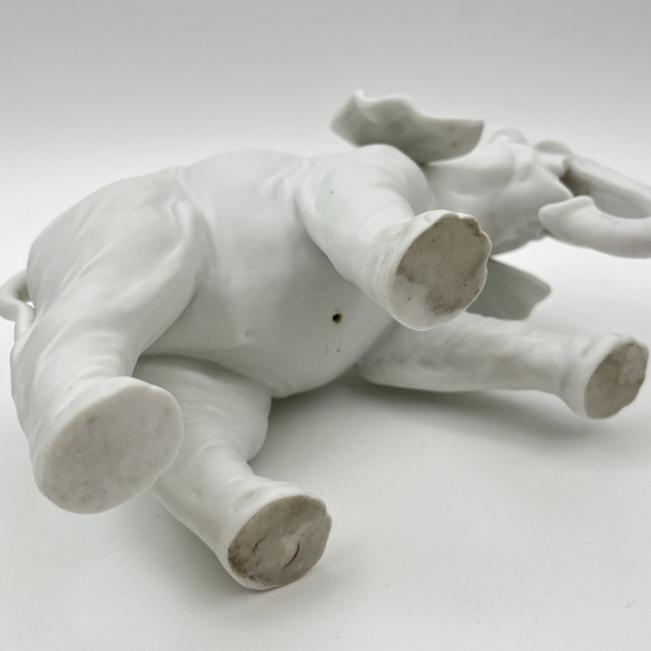Статуэтка "Слон с опущенным вниз хоботом", фарфор, Европа, 1960-1980 гг.