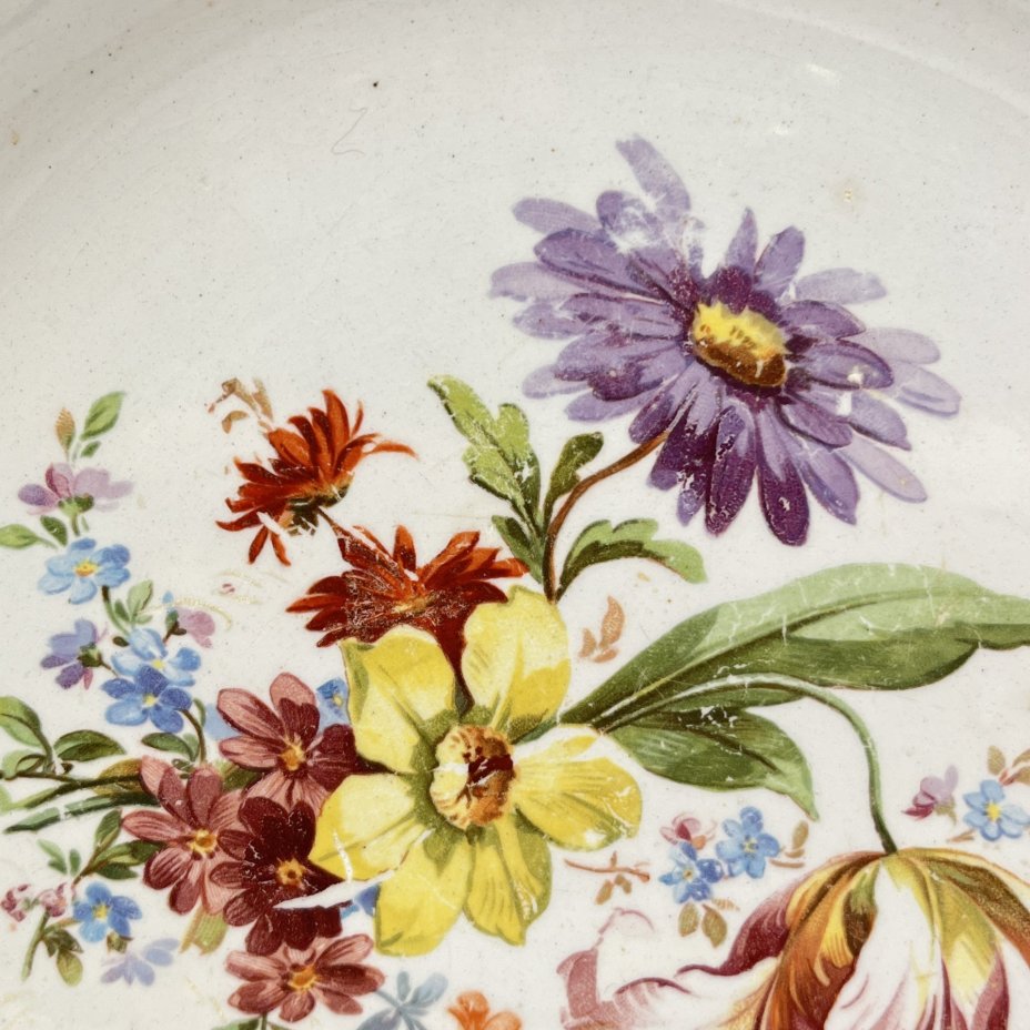 Тарелка с зеленым бортом и цветочной композицией в центре