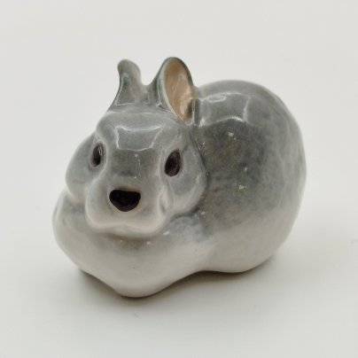 Статуэтка "Заяц", скульптор Е.И. Чарушин, фарфор, аэрография, Ленинградский фарфоровый завод (ЛФЗ), СССР, 1970-1990 гг.