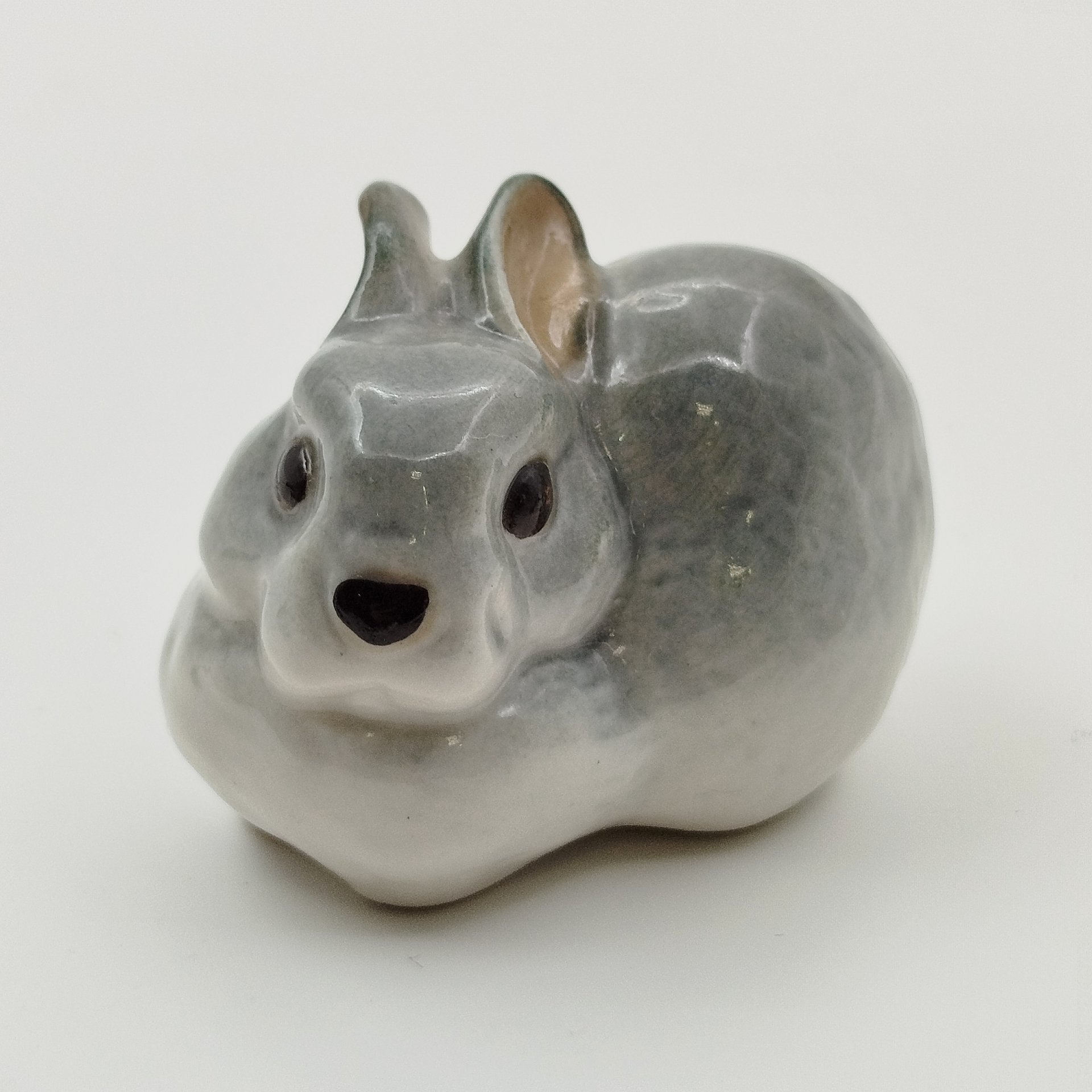 Статуэтка "Заяц", скульптор Е.И. Чарушин, фарфор, аэрография, Ленинградский фарфоровый завод (ЛФЗ), СССР, 1970-1990 гг.