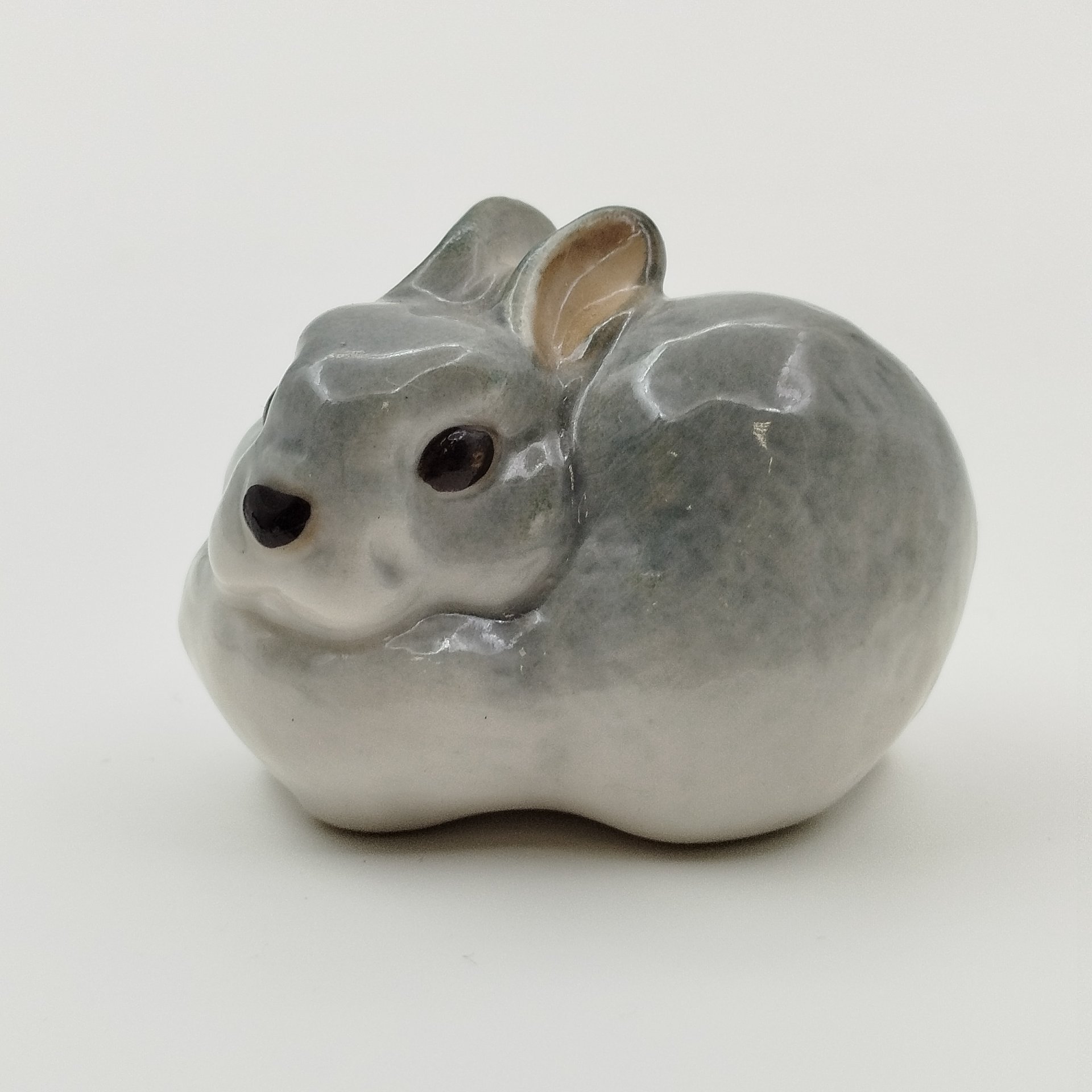 Статуэтка "Заяц", скульптор Е.И. Чарушин, фарфор, аэрография, Ленинградский фарфоровый завод (ЛФЗ), СССР, 1970-1990 гг.