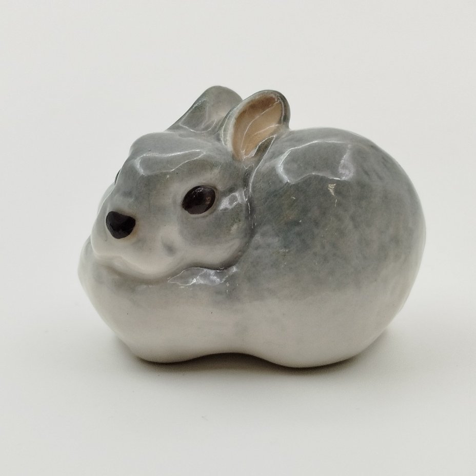 Статуэтка "Заяц", скульптор Е.И. Чарушин, фарфор, аэрография, Ленинградский фарфоровый завод (ЛФЗ), СССР, 1970-1990 гг.