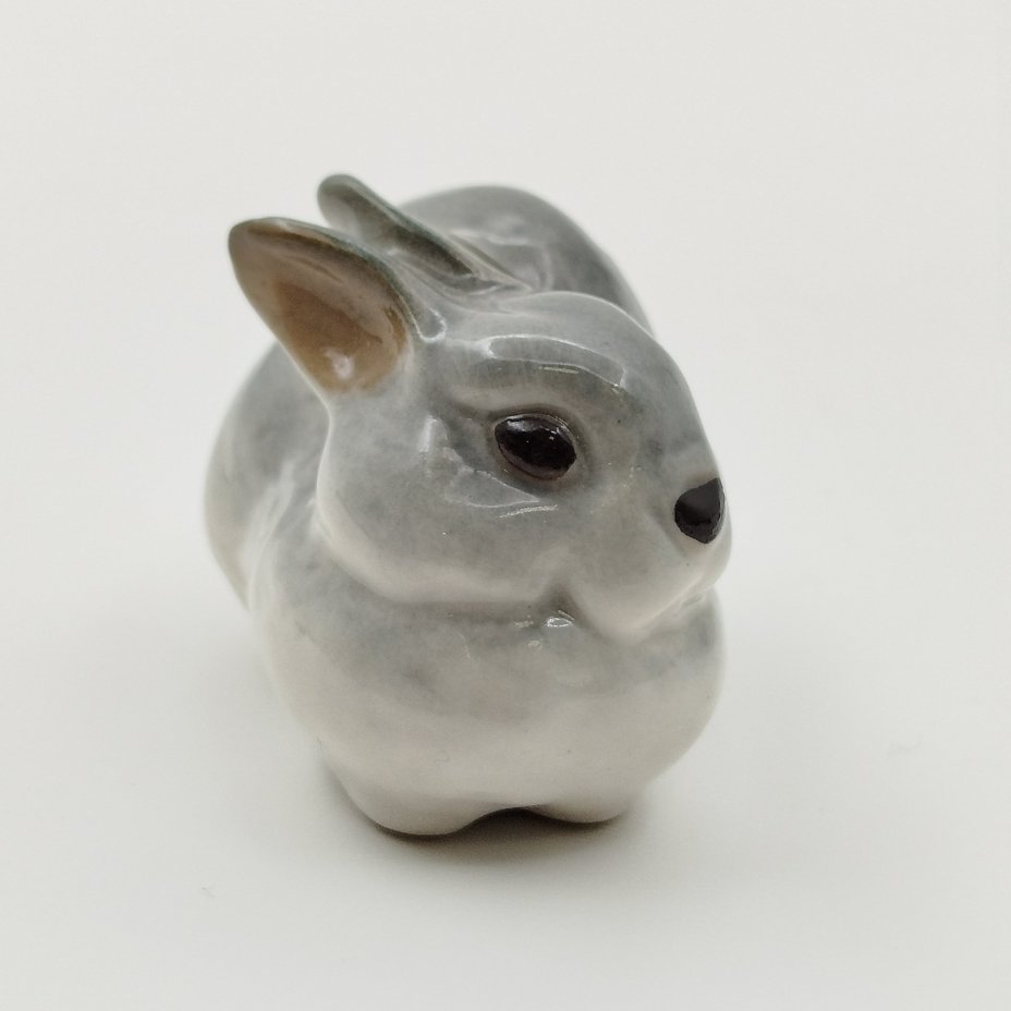 Статуэтка "Заяц", скульптор Е.И. Чарушин, фарфор, аэрография, Ленинградский фарфоровый завод (ЛФЗ), СССР, 1970-1990 гг.