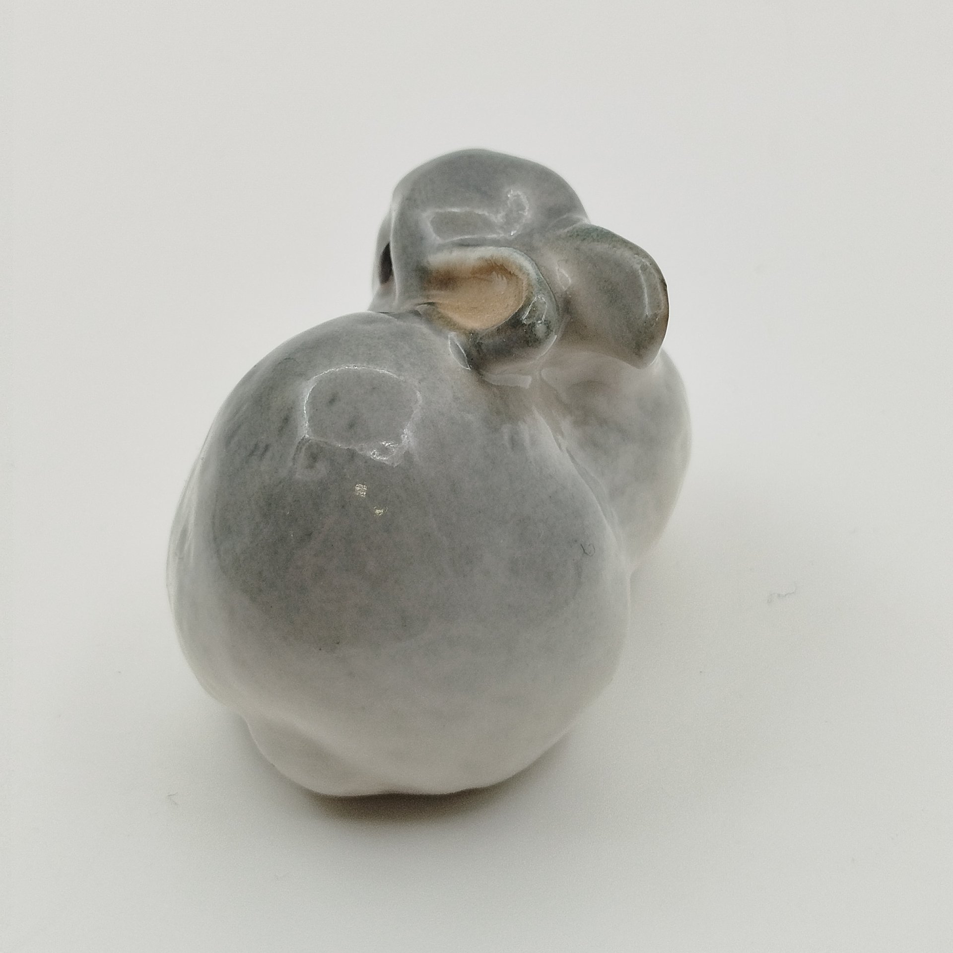 Статуэтка "Заяц", скульптор Е.И. Чарушин, фарфор, аэрография, Ленинградский фарфоровый завод (ЛФЗ), СССР, 1970-1990 гг.