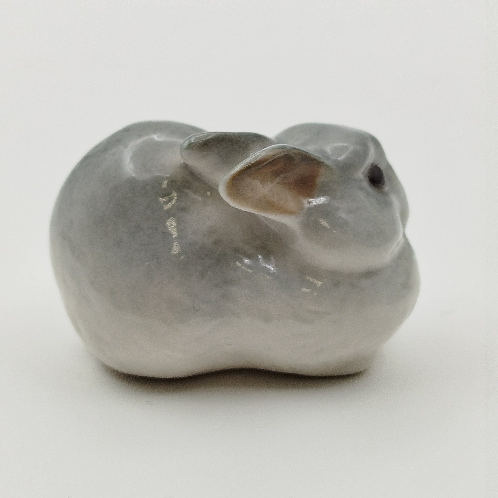 Статуэтка "Заяц", скульптор Е.И. Чарушин, фарфор, аэрография, Ленинградский фарфоровый завод (ЛФЗ), СССР, 1970-1990 гг.