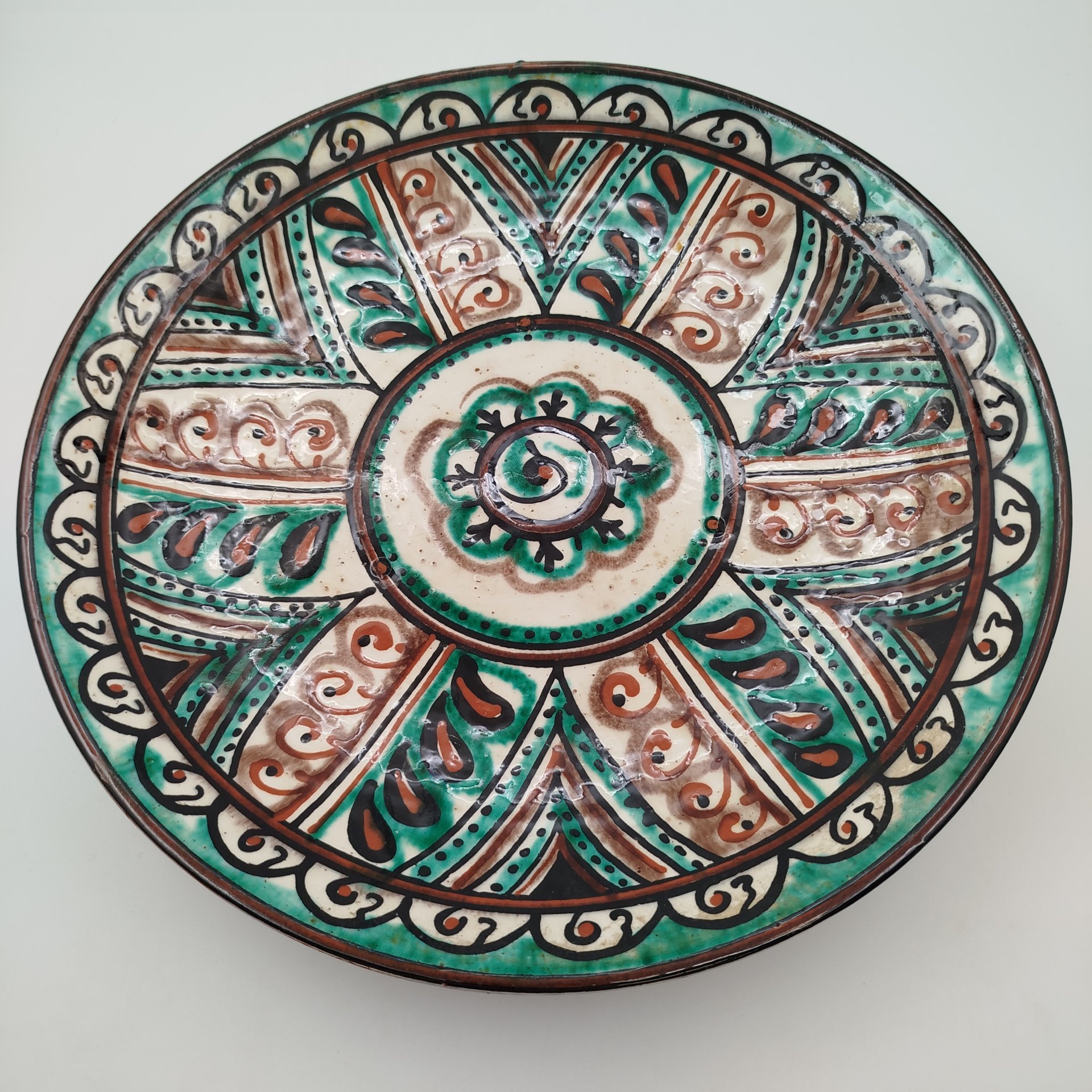 Блюдо сервировочное с флоральным декором (Косовская керамика), керамика, роспись, СССР, 1970-1990 гг.