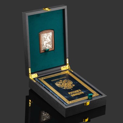 Подарочный набор с книгой "Кодекс чести русского офицера" и иконой "Георгий Победоносец", бумага, кожаный переплет, тиснение, золочение, обрез с принтом; дерево, металл, серебрение, серебро; в подарочном коробе с бархатным ложеменом, обтянутом кожей и бархатной подарочной упаковке, Российская Федерация, 2025 г.