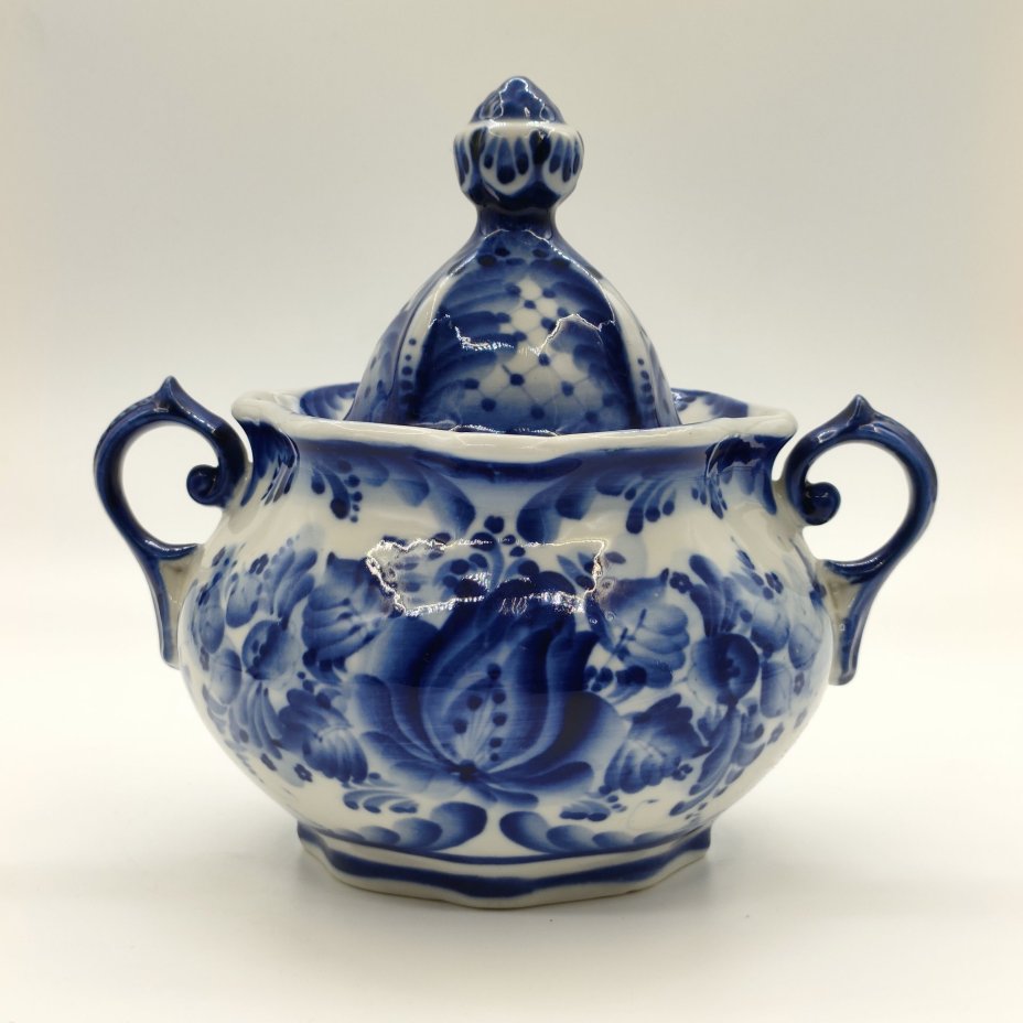 Сахарница (ёмкость для хранения) с цветочным декором, авт. М.В. Сысоев, р. М. Иванова, Гжель, фарфор, роспись, Российская Федерация, 2003 г.