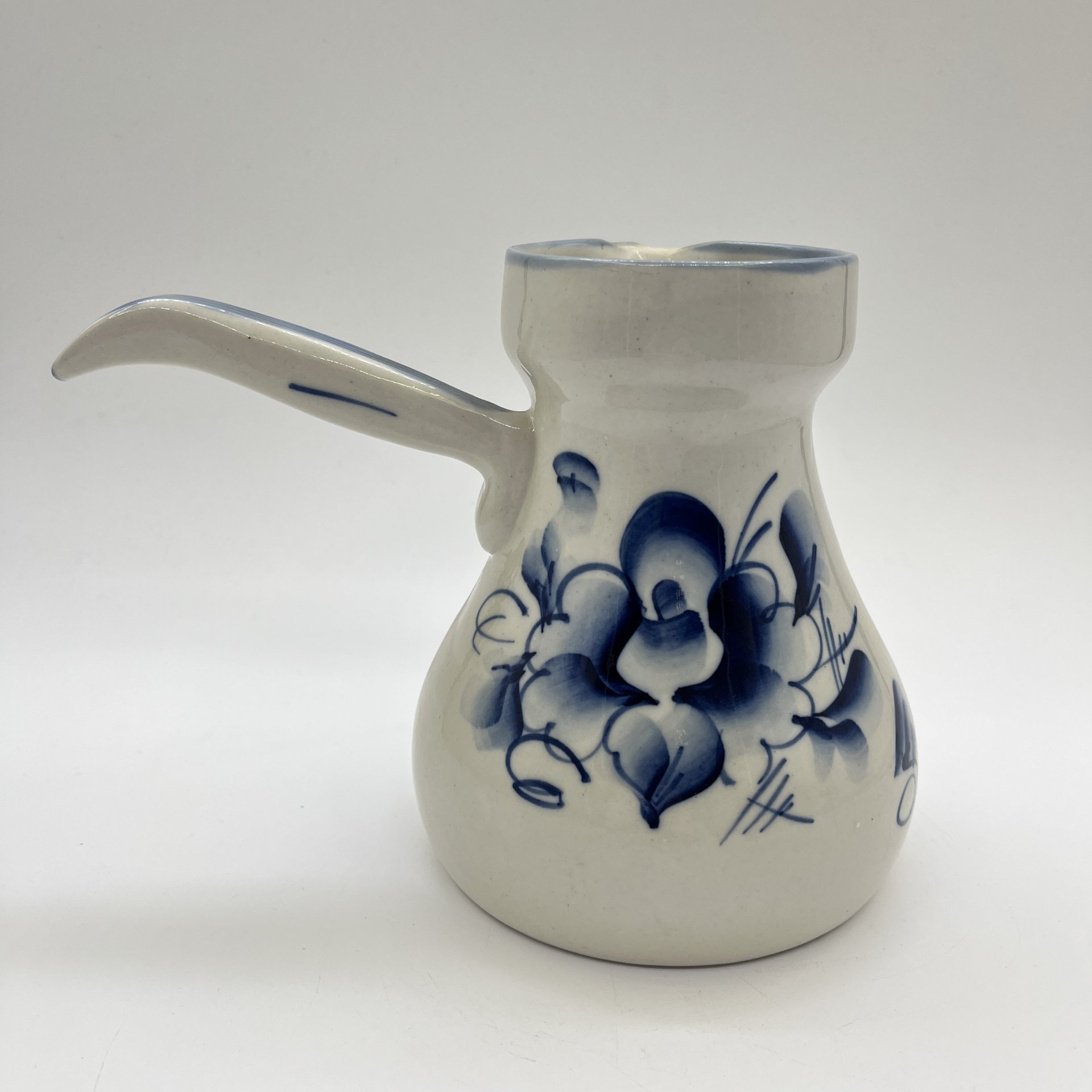 Турка с цветочным декором, фарфор, роспись, Речицкий фарфоровый завод (Гжель), СССР, 1970-1980 гг.