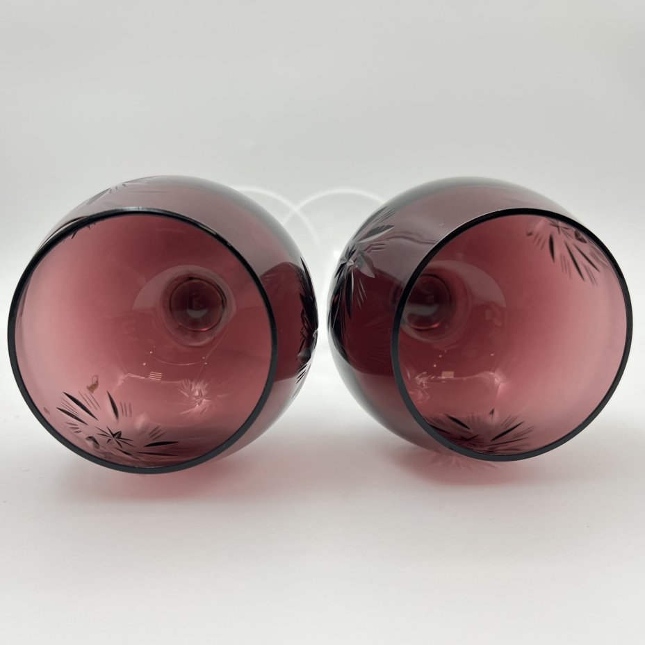 Пара бокалов фиолетового цвета со звездчатым декором