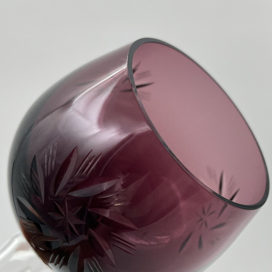 Пара бокалов фиолетового цвета со звездчатым декором