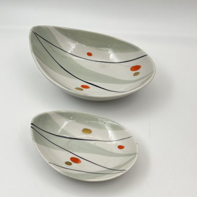 Набор из двух сервировочных тарелочек каплевидной формы, выполненных в минималистичном дизайне, фарфор, роспись, золочение, Рижский фарфорово-фаянсовый завод, СССР, 1950-1970 гг.