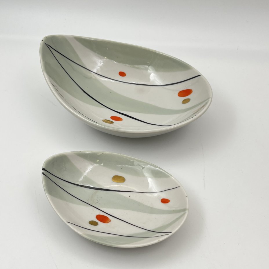 Набор из двух сервировочных тарелочек каплевидной формы, выполненных в минималистичном дизайне, фарфор, роспись, золочение, Рижский фарфорово-фаянсовый завод, СССР, 1950-1970 гг.