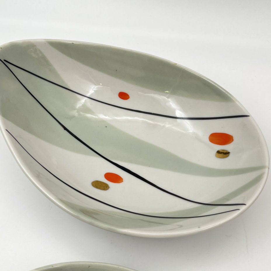 Набор из двух сервировочных тарелочек каплевидной формы, выполненных в минималистичном дизайне, фарфор, роспись, золочение, Рижский фарфорово-фаянсовый завод, СССР, 1950-1970 гг.