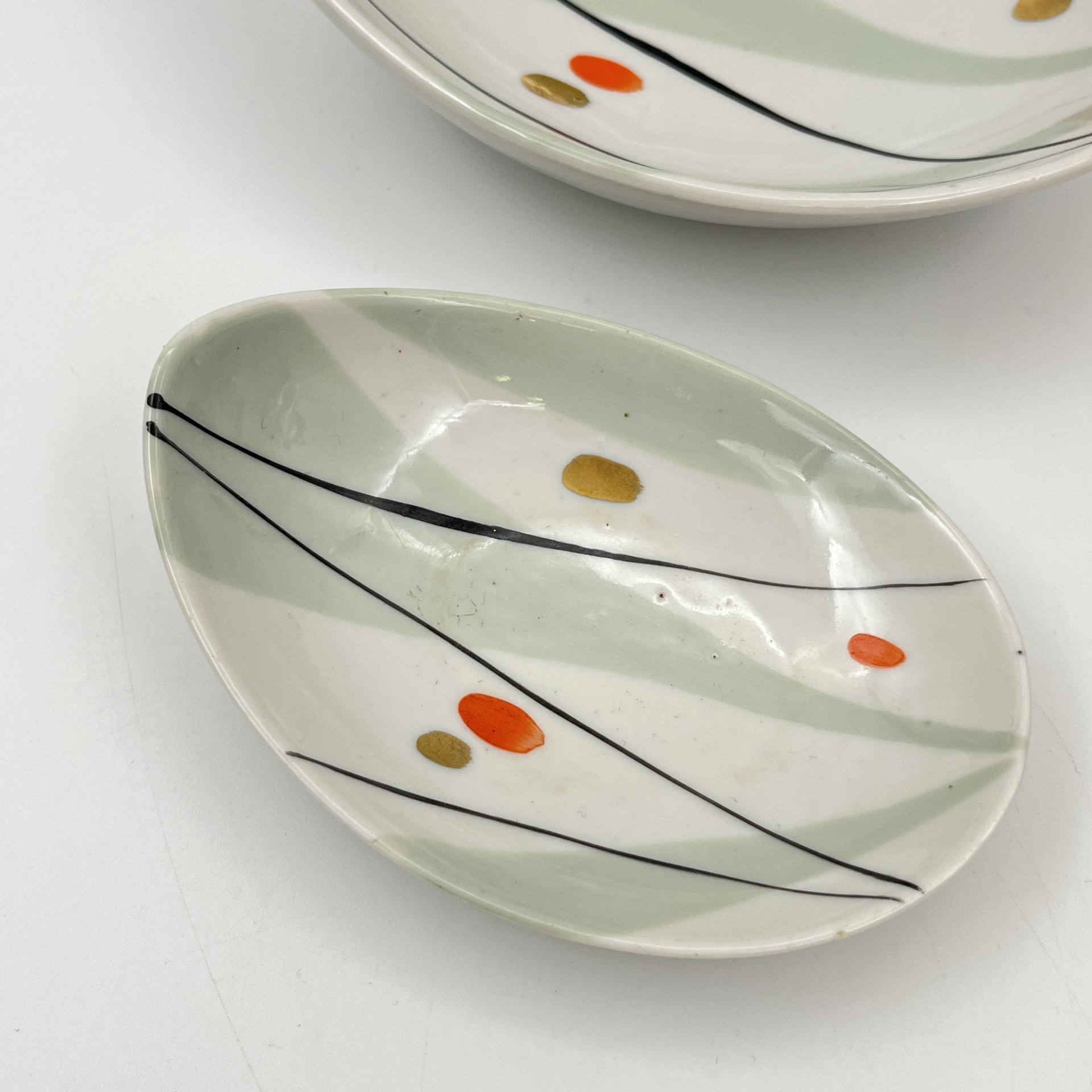 Набор из двух сервировочных тарелочек каплевидной формы, выполненных в минималистичном дизайне, фарфор, роспись, золочение, Рижский фарфорово-фаянсовый завод, СССР, 1950-1970 гг.