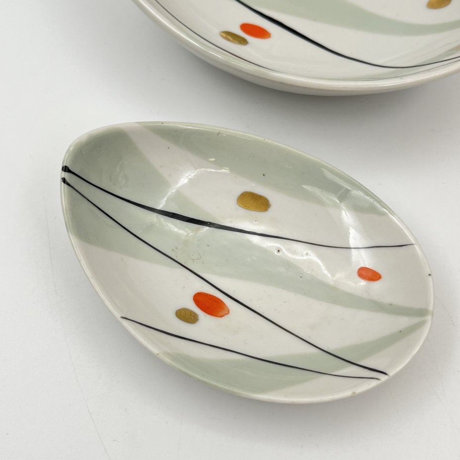 Набор из двух сервировочных тарелочек каплевидной формы, выполненных в минималистичном дизайне, фарфор, роспись, золочение, Рижский фарфорово-фаянсовый завод, СССР, 1950-1970 гг.