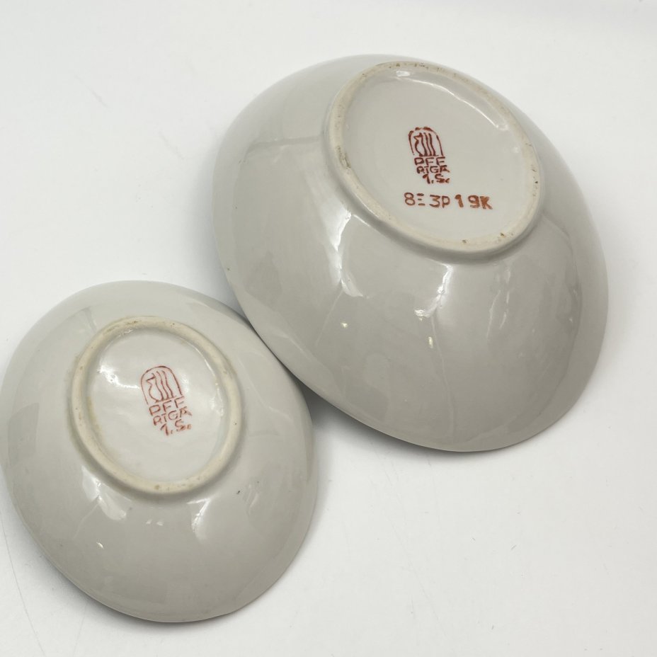 Набор из двух сервировочных тарелочек каплевидной формы, выполненных в минималистичном дизайне, фарфор, роспись, золочение, Рижский фарфорово-фаянсовый завод, СССР, 1950-1970 гг.