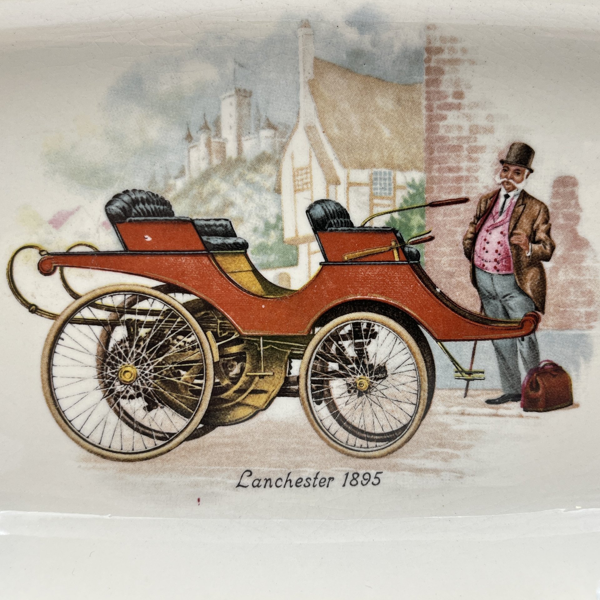 Лоток для мелочей, украшенный изображением автомобиля "Lanchester 1895", фаянс, деколь, Западная Европа, 1950-1970 гг.