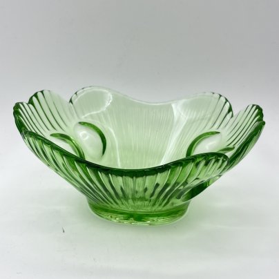 Вазочка (конфетница) зеленого оттенка с фигурными краями, стекло, СССР, 1970-1990 гг.