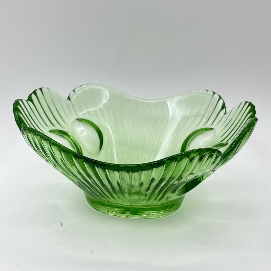Вазочка (конфетница) зеленого оттенка с фигурными краями, стекло, СССР, 1970-1990 гг.