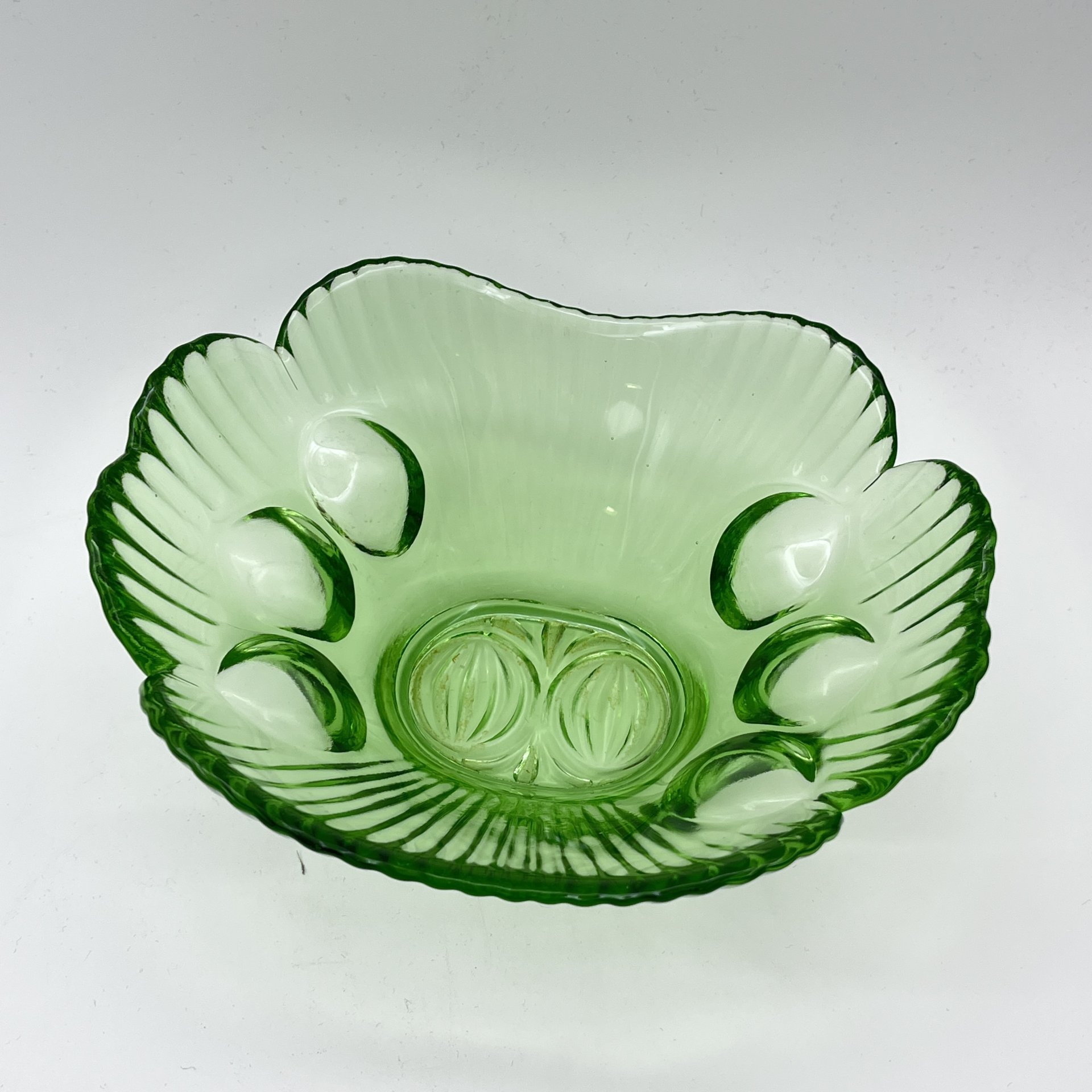 Вазочка (конфетница) зеленого оттенка с фигурными краями, стекло, СССР, 1970-1990 гг.