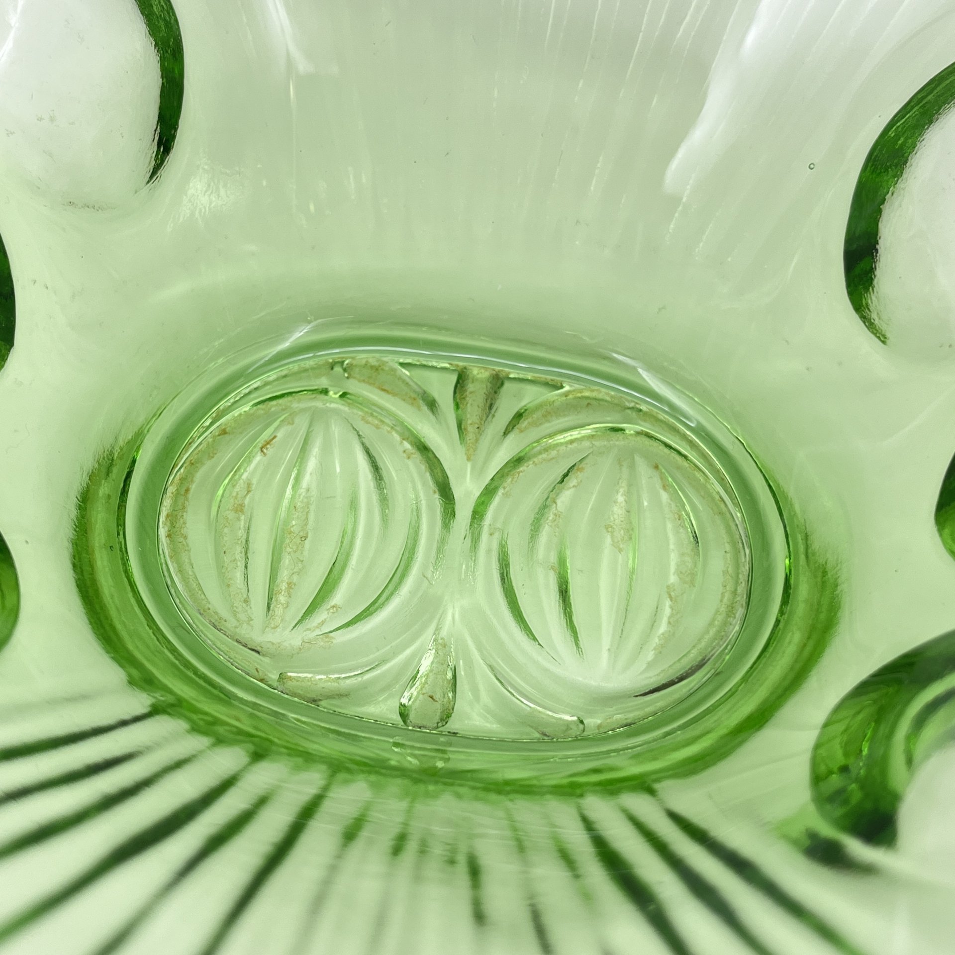 Вазочка (конфетница) зеленого оттенка с фигурными краями, стекло, СССР, 1970-1990 гг.